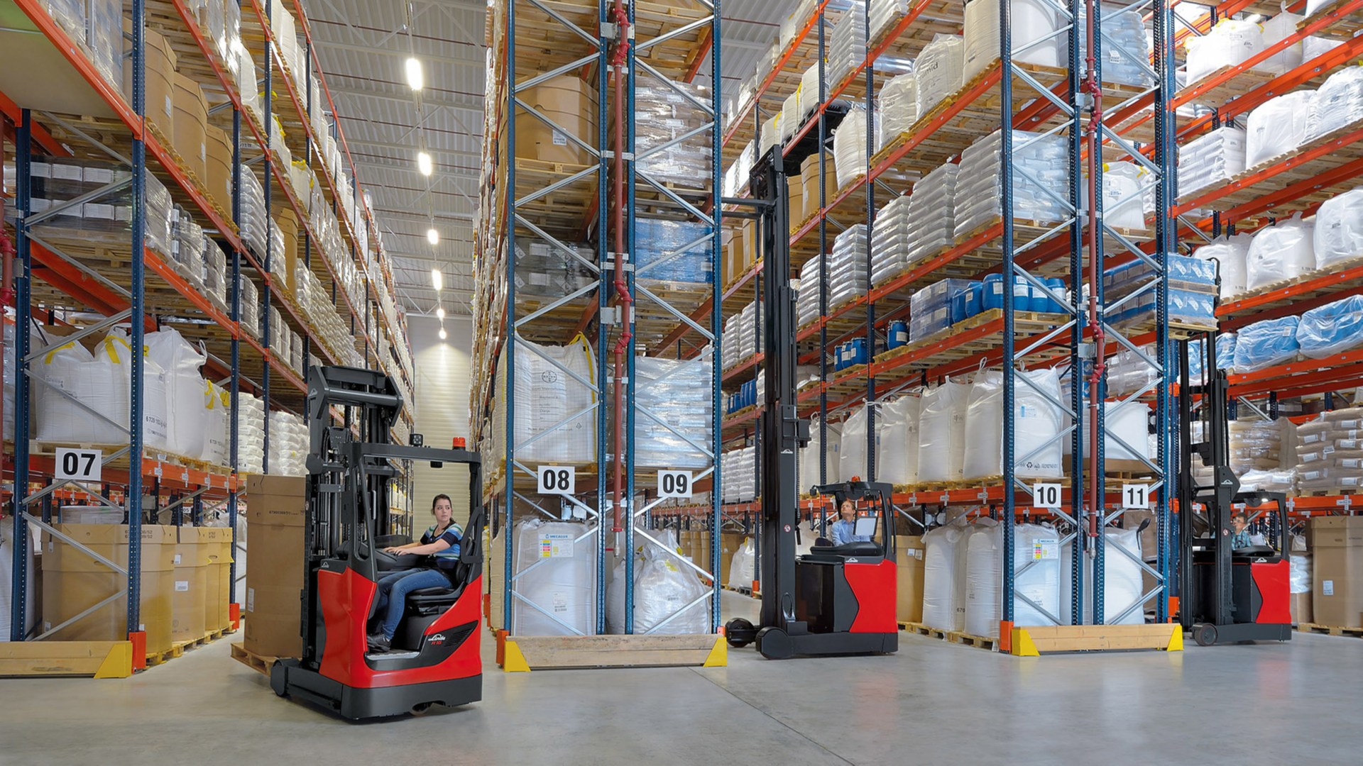 Magazijntruck training aan het werk