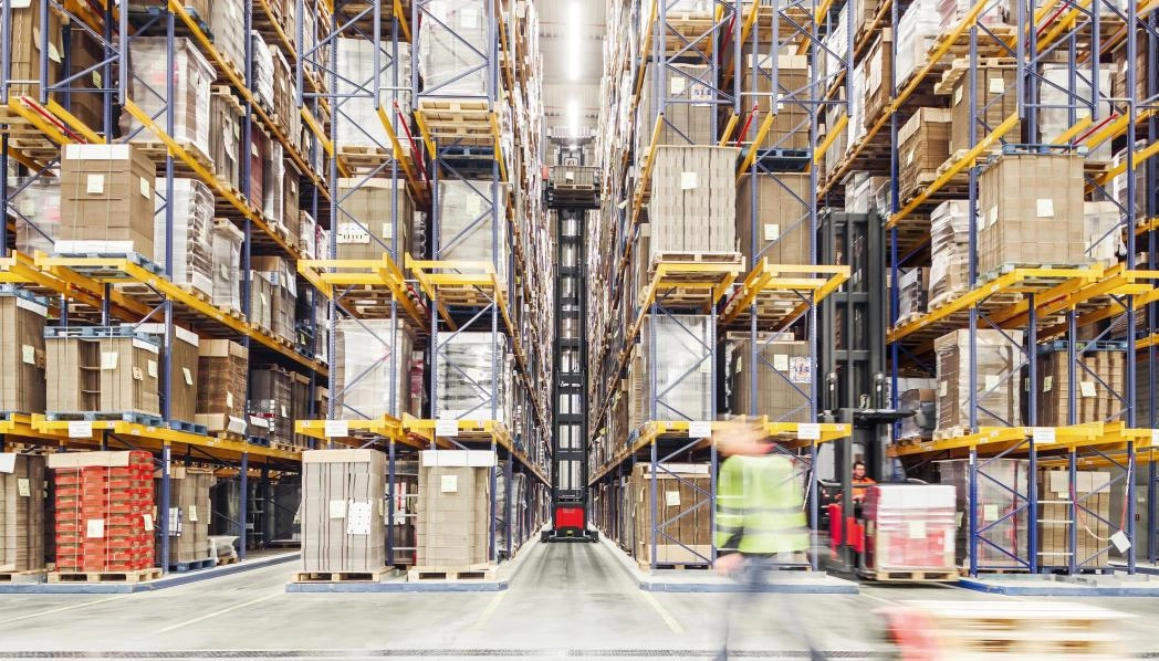 E-commerce-trucks in warehouse
