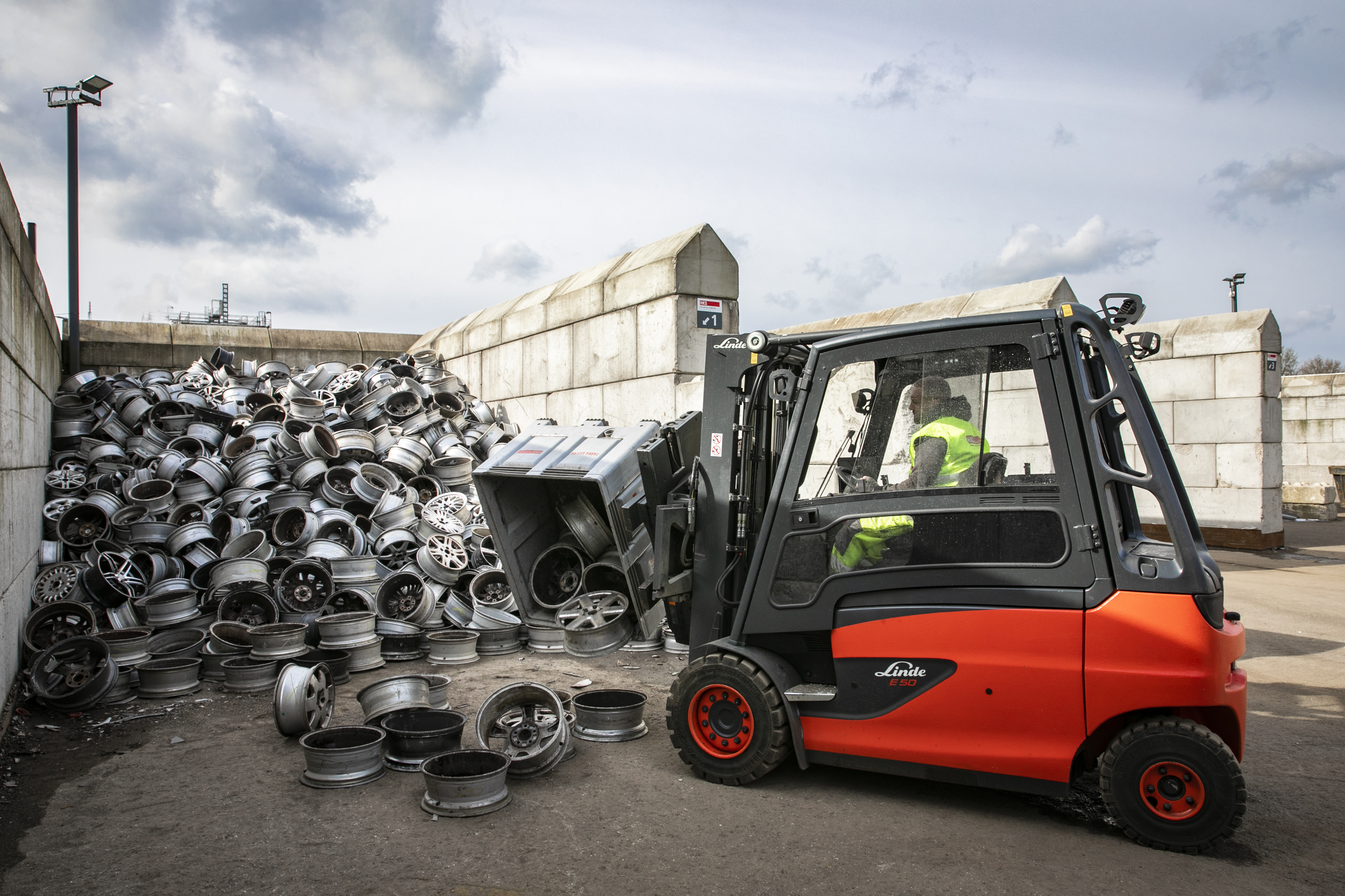 Gereviseerde Linde E50 elektrische truck biedt HKS helpende hand