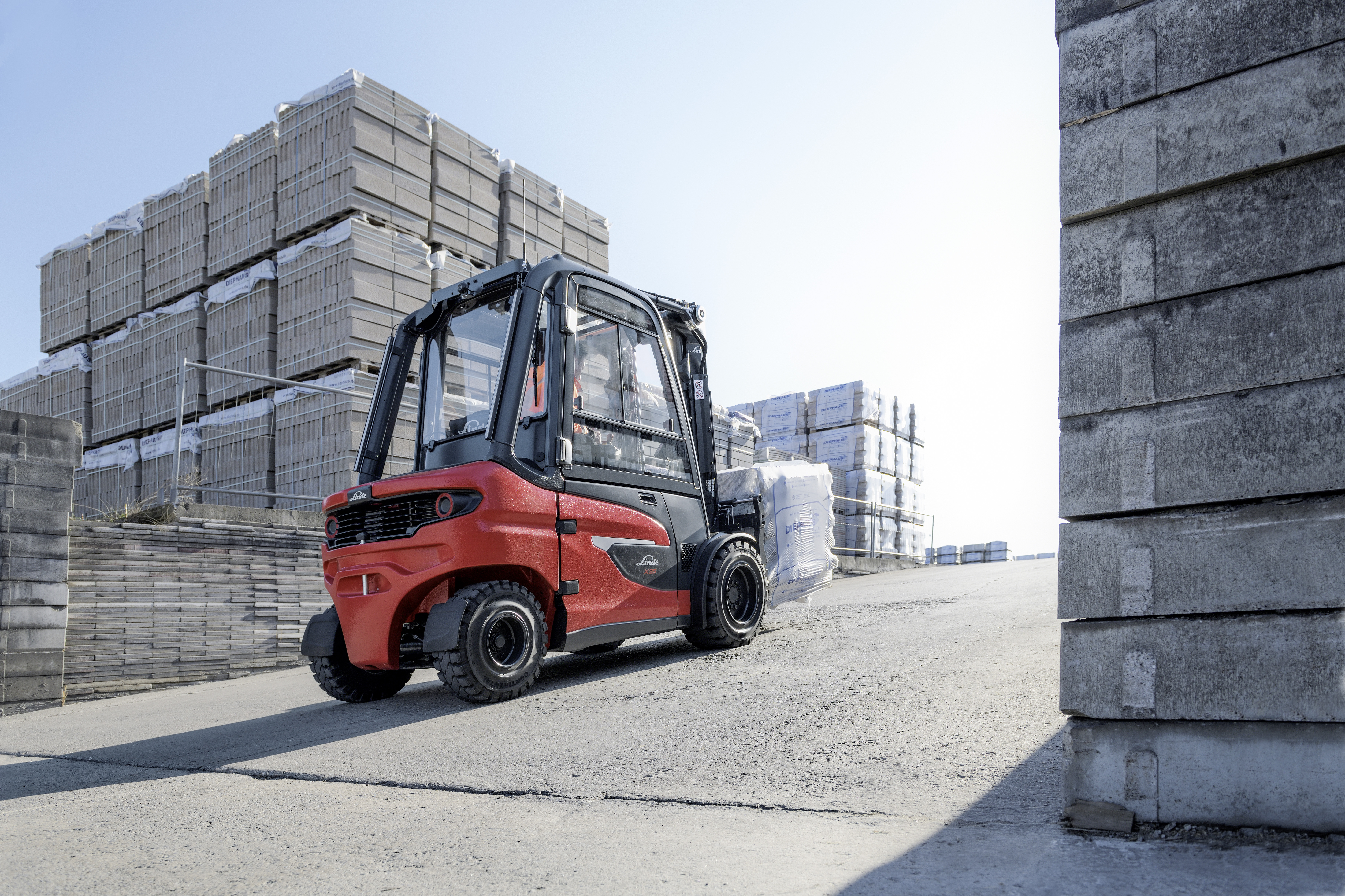 Nieuwe elektrische heftruck X20 - X35 draagt beton