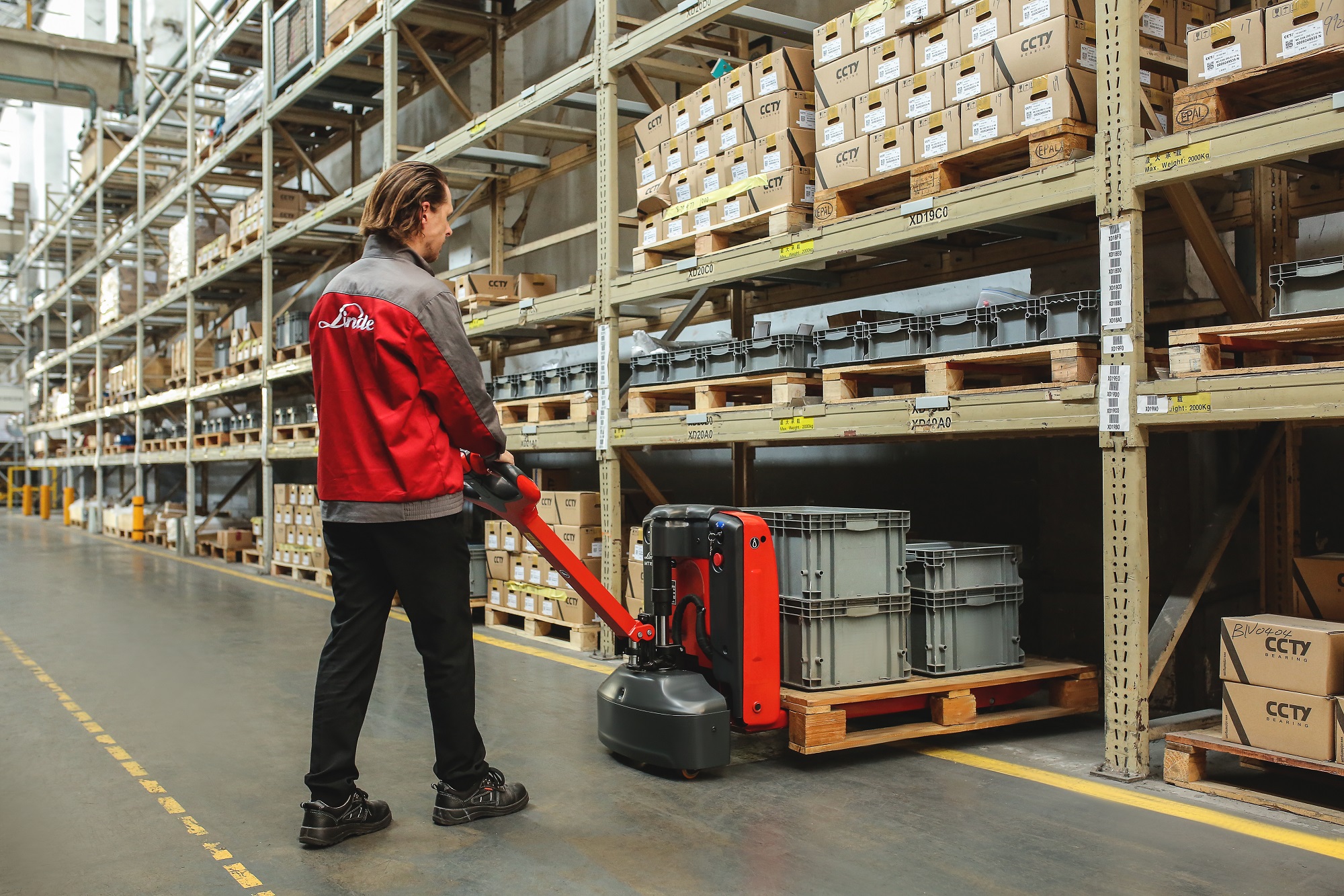 Medewerker Linde gebruikt Linde MT15 pallettruck in krappe ruimte