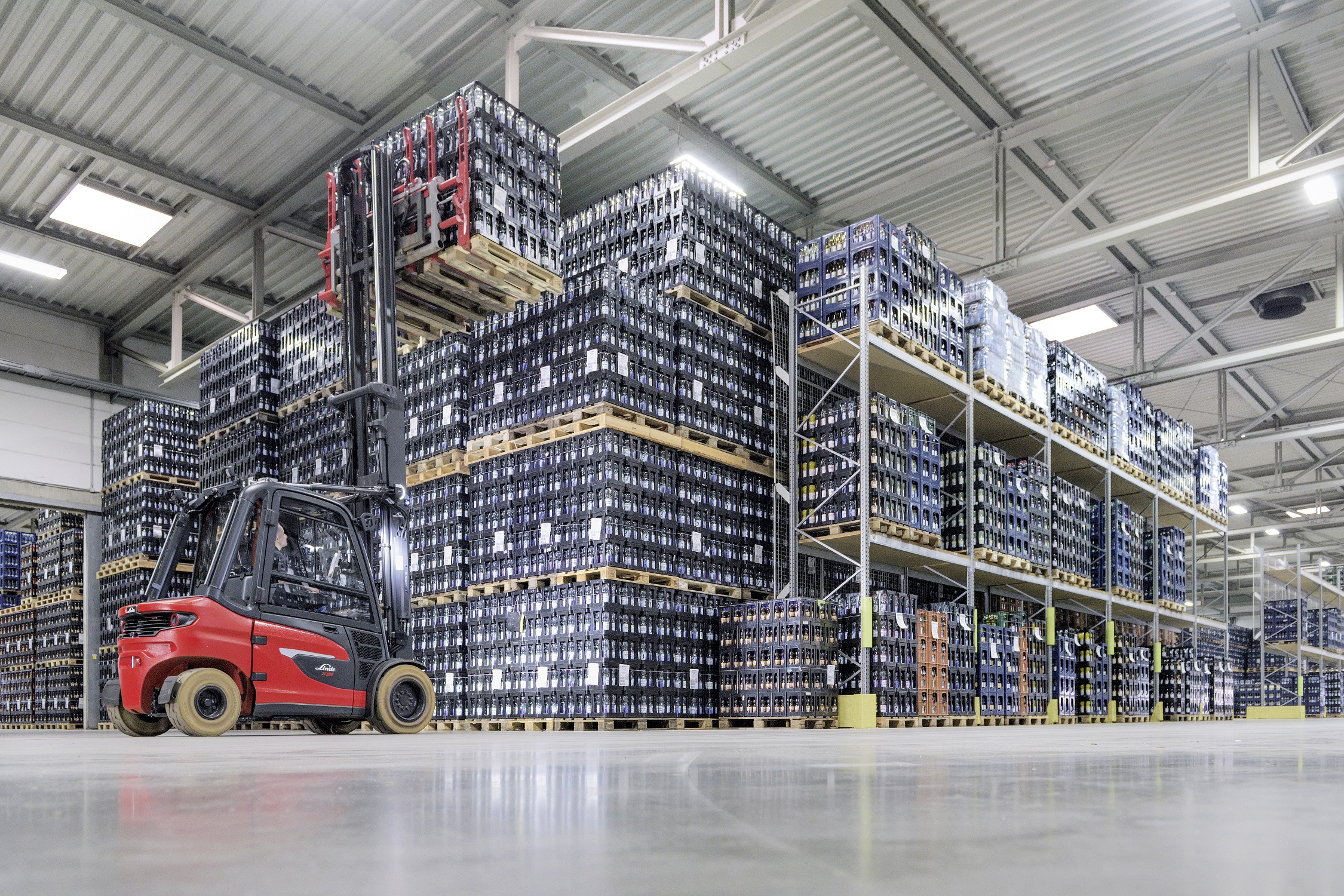Linde X35 in binnenlocatie heft zware kratten met flessen