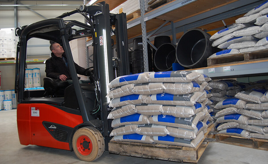 heftruck met zakken vracht - Besparen interne logistiek