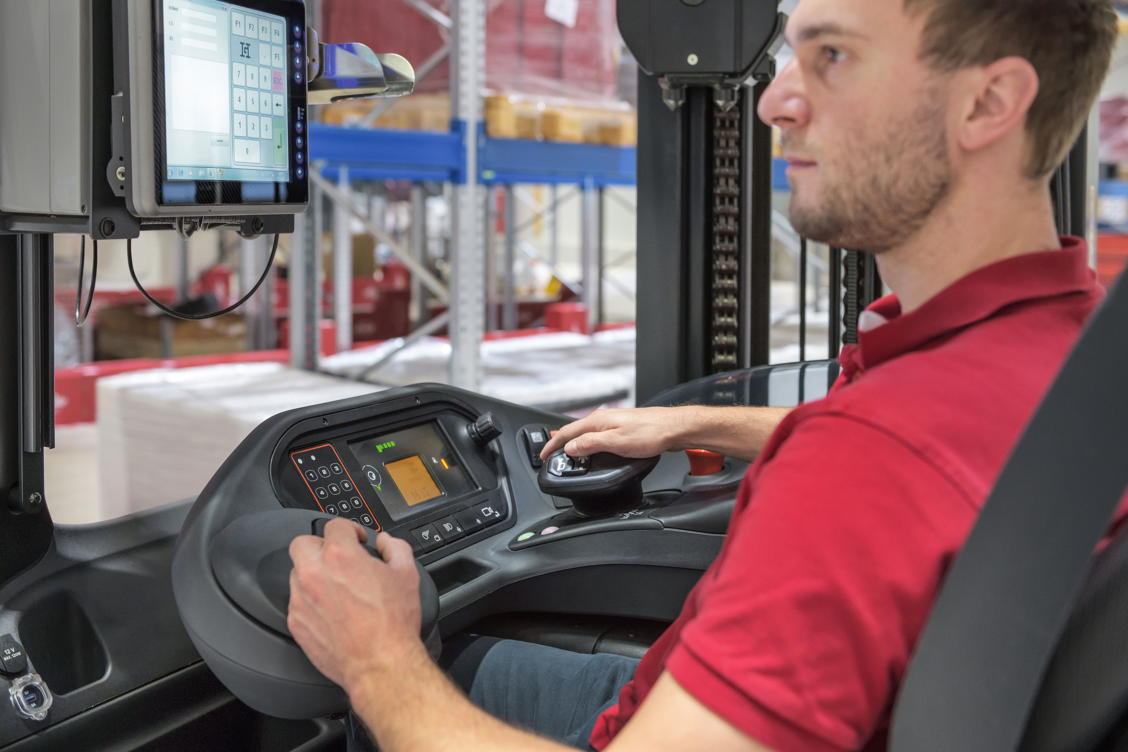 Medewerker Linde bestuurt reachtruck in magazijn - Nieuwe opties Linde Reactrucks
