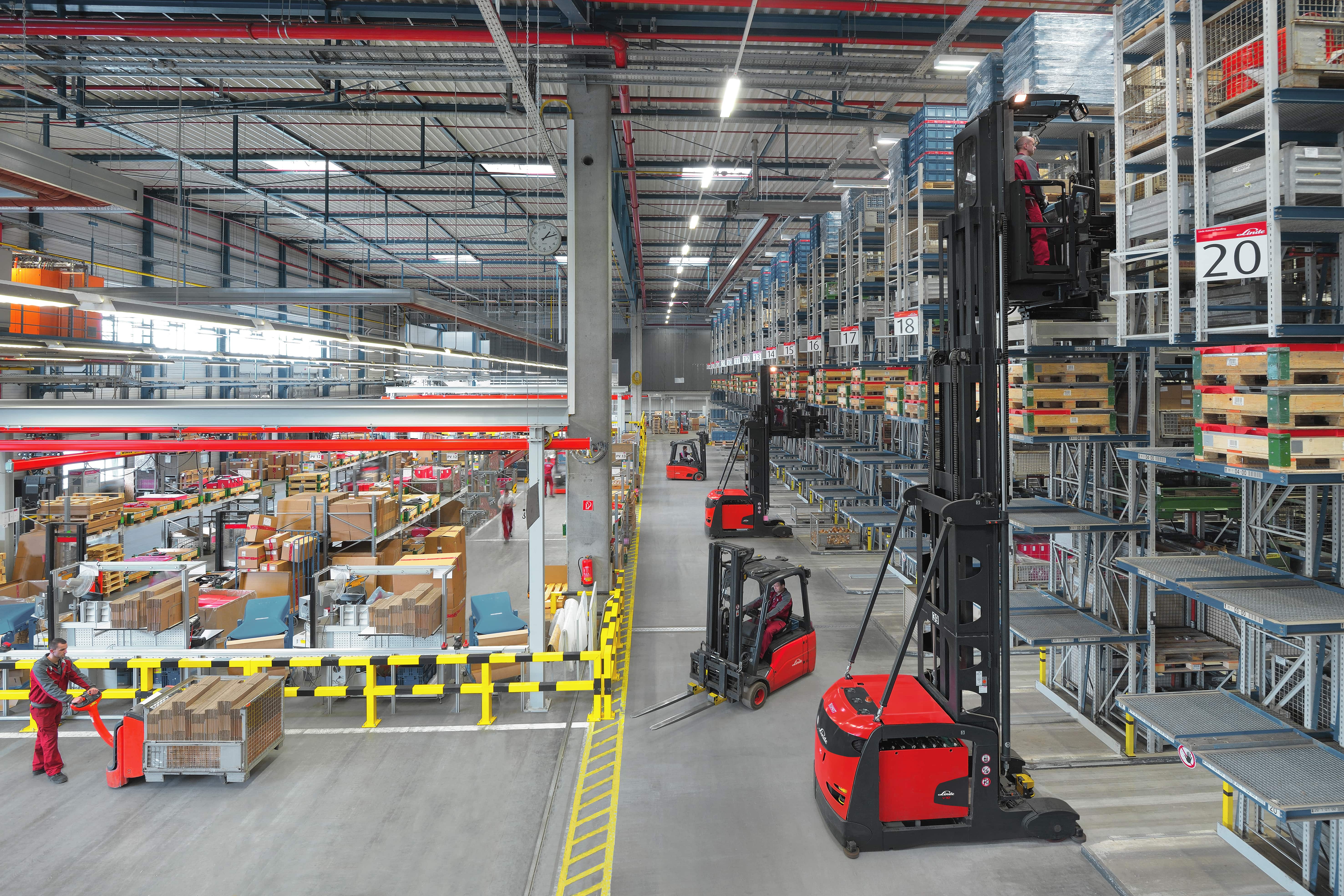 Werknemers Linde in werkbak op heftruck op hoogte aan het werk in magazijn - Werkbabk op heftruck niet meer toegestaan