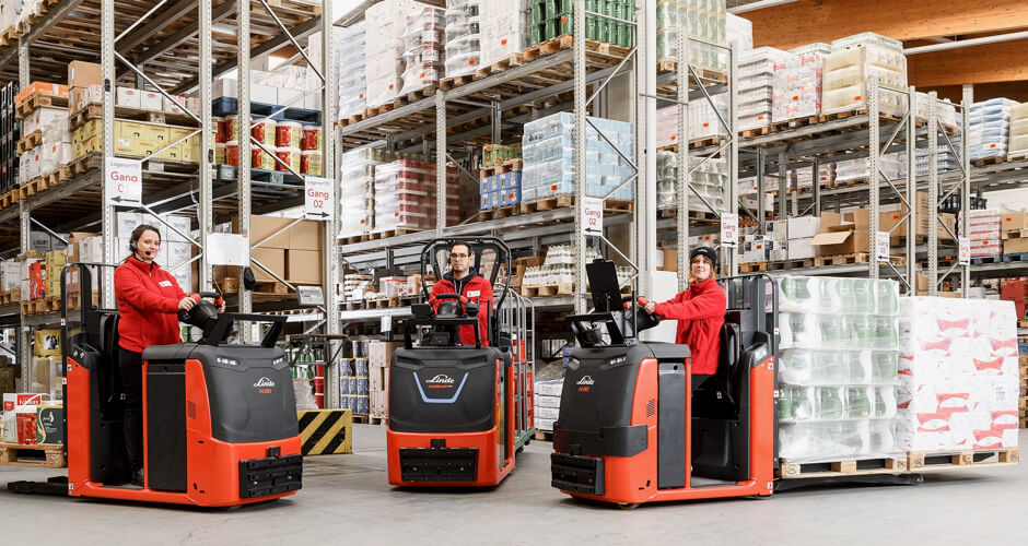 Linde N20 C orderverzameltrucks bestuurd door medewerkers in magazijn