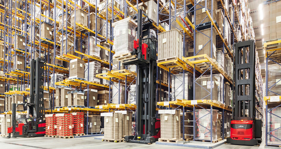 Linde smalle gangen truck in magazijn