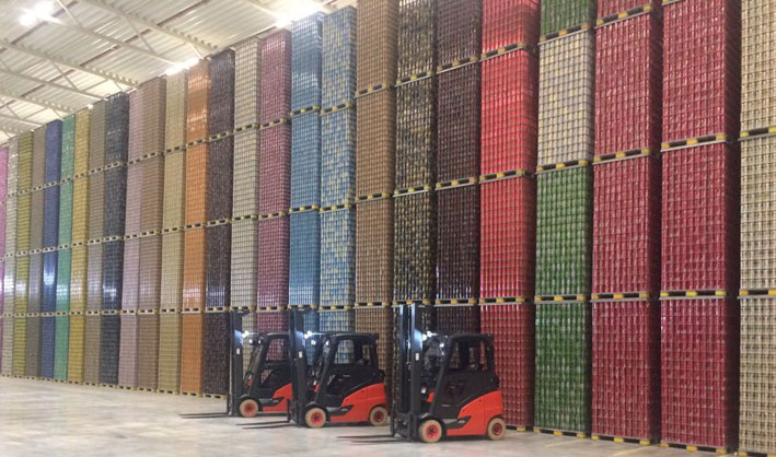 Magazijn Cargo Services Europe B.V. met opslag blikjes en Linde trucks