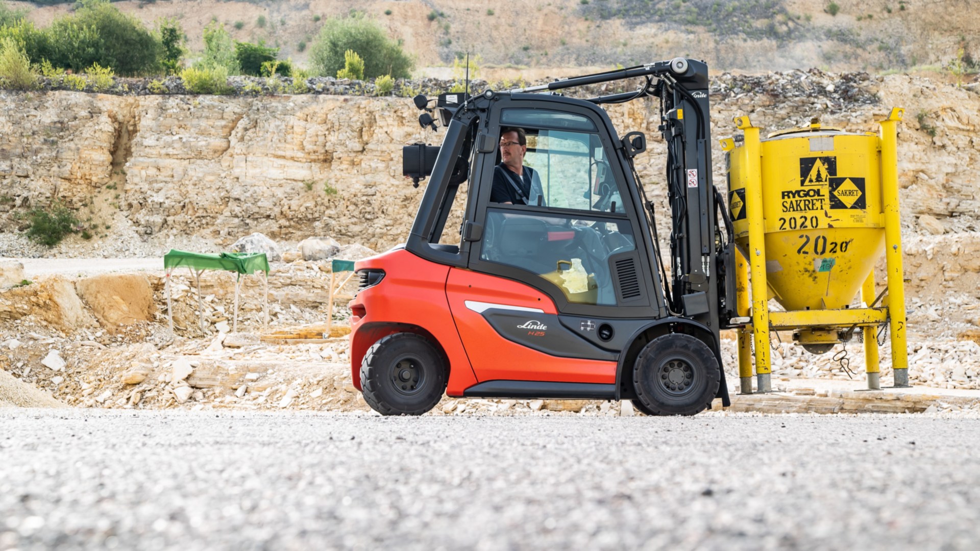 Linde truck in magazijn - Linde krachtpatser heftruck