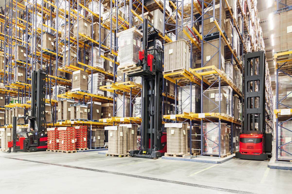 Linde K smalle gangen hoogbouwtruck in magazijn