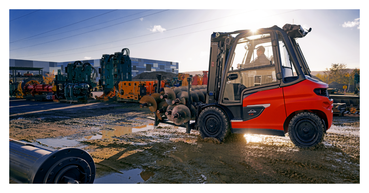 De Linde X35- X50, combineert de kracht en het uithoudingsvermogen van een verbrandingstruck met het dynamische en de emissievrijheid van een elektrische vorkheftruck. 
