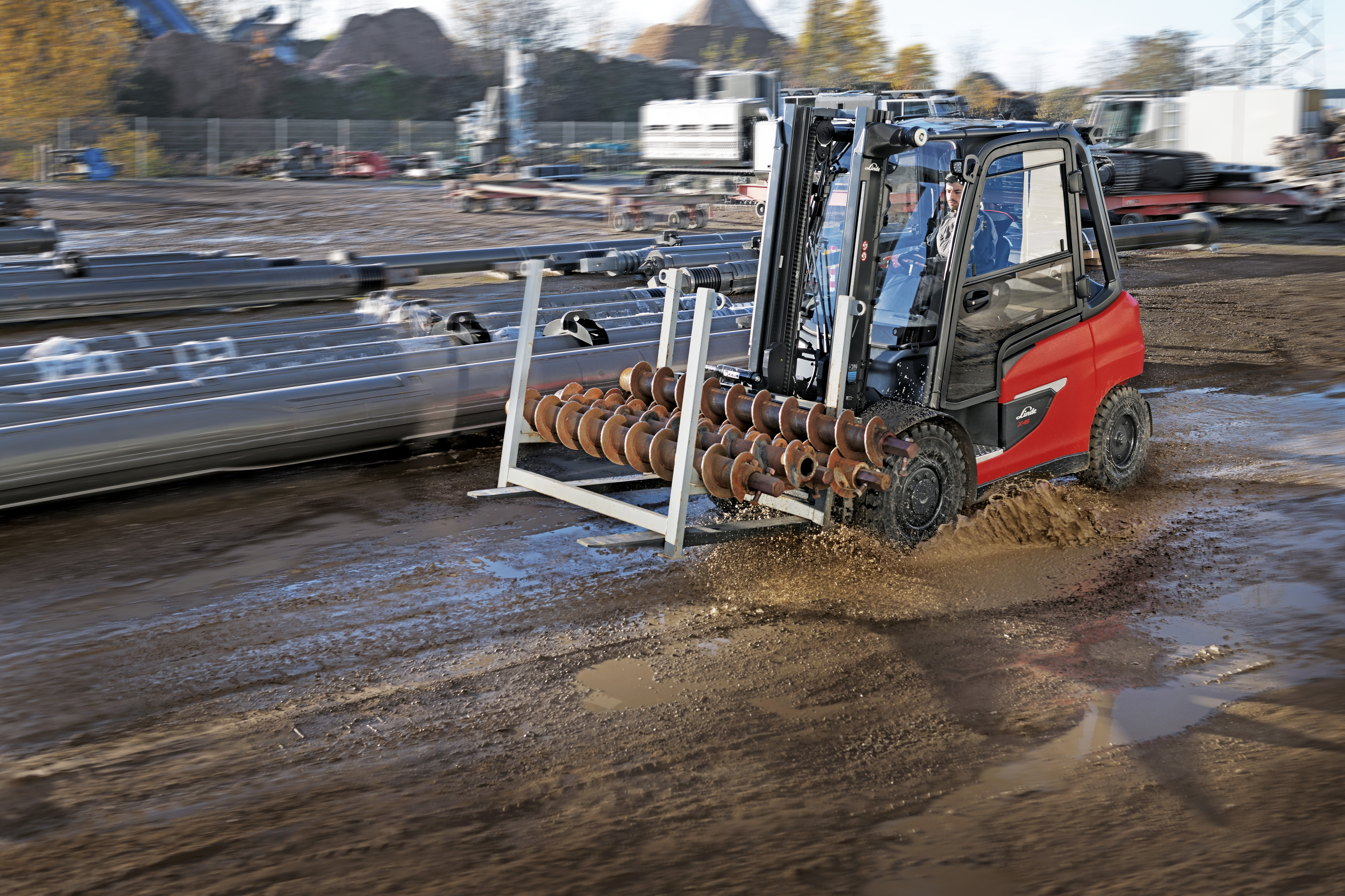 Linde X35-X50 extreem krachtige elektrische heftruck rijdt over oneffen ondergrond