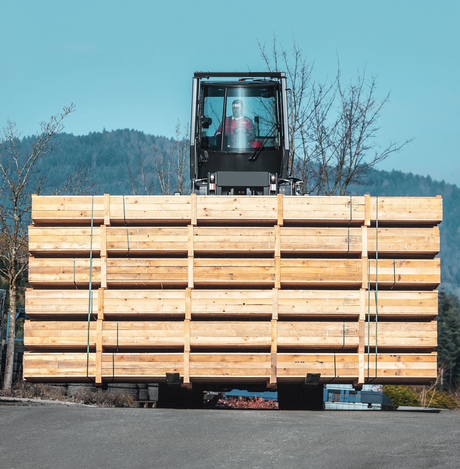HT160 heavy truck met gelifte cabine rijdt met grote stapel hout 