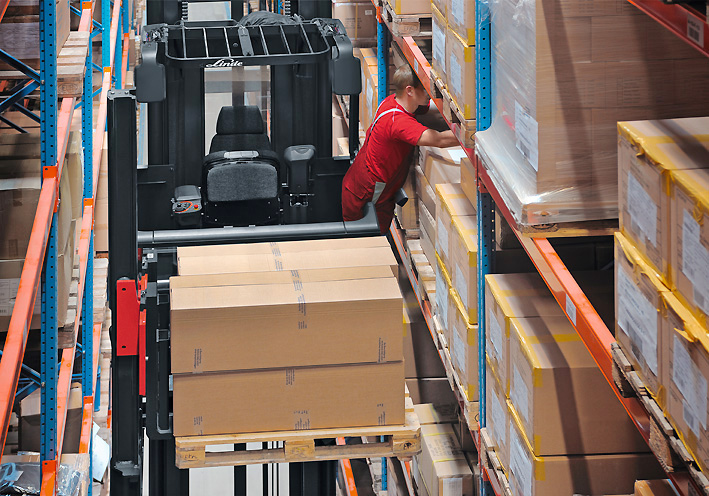 smalle gangen truck / hoogbouwtruck van Linde