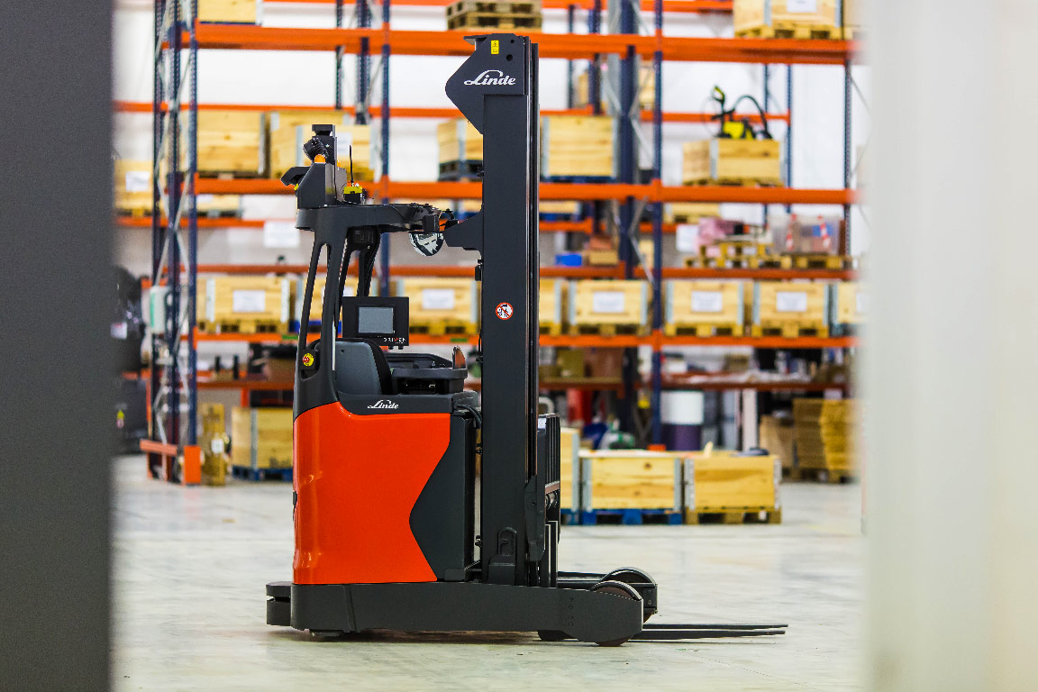automated guided vehicle reachtruck Linde