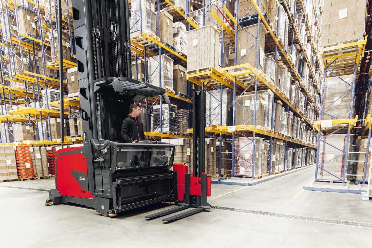Cabine van Linde K smalle gangen truck / hoogbouwtruck in magazijn
