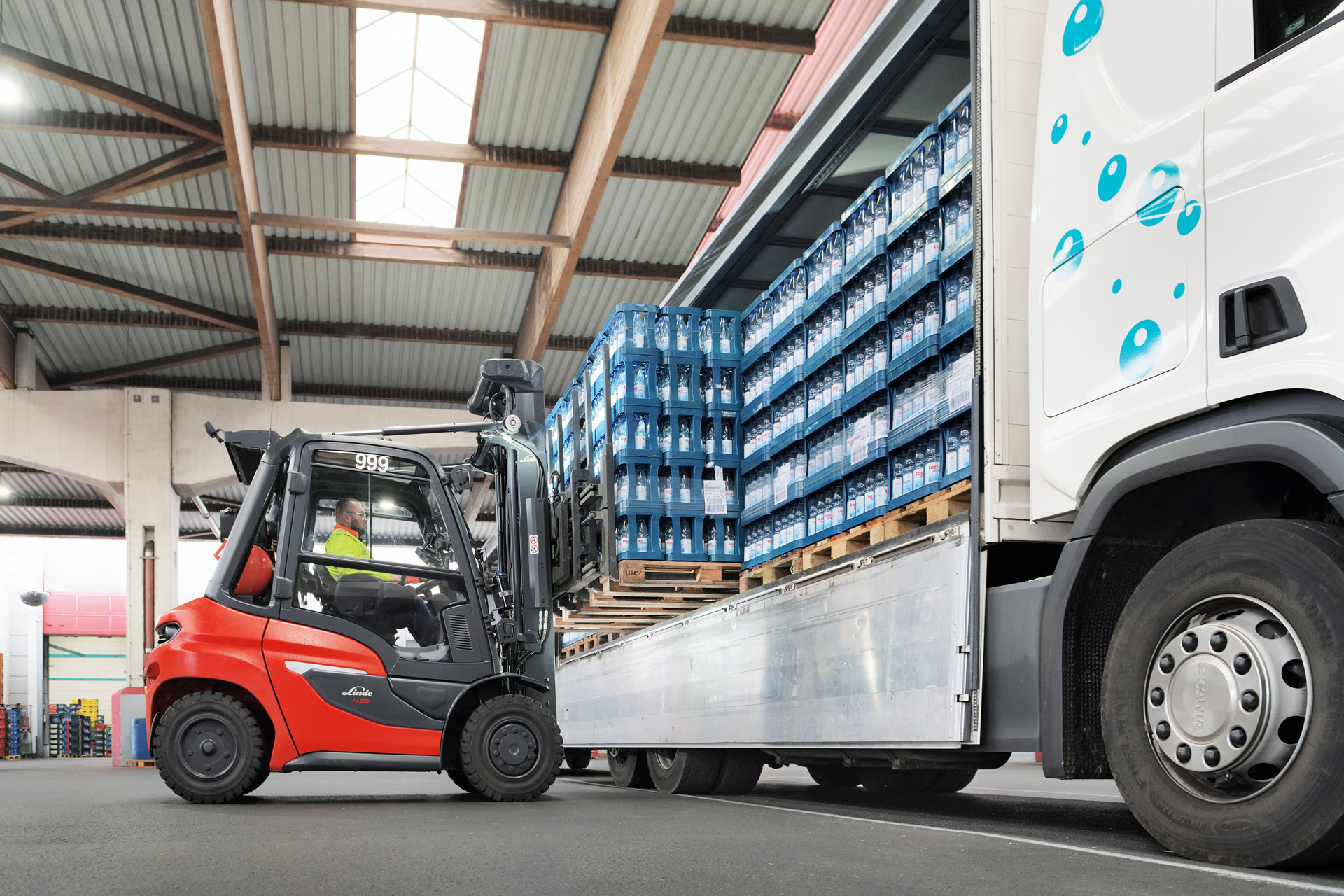 H35-H50 laadt drank uit vrachtwagen