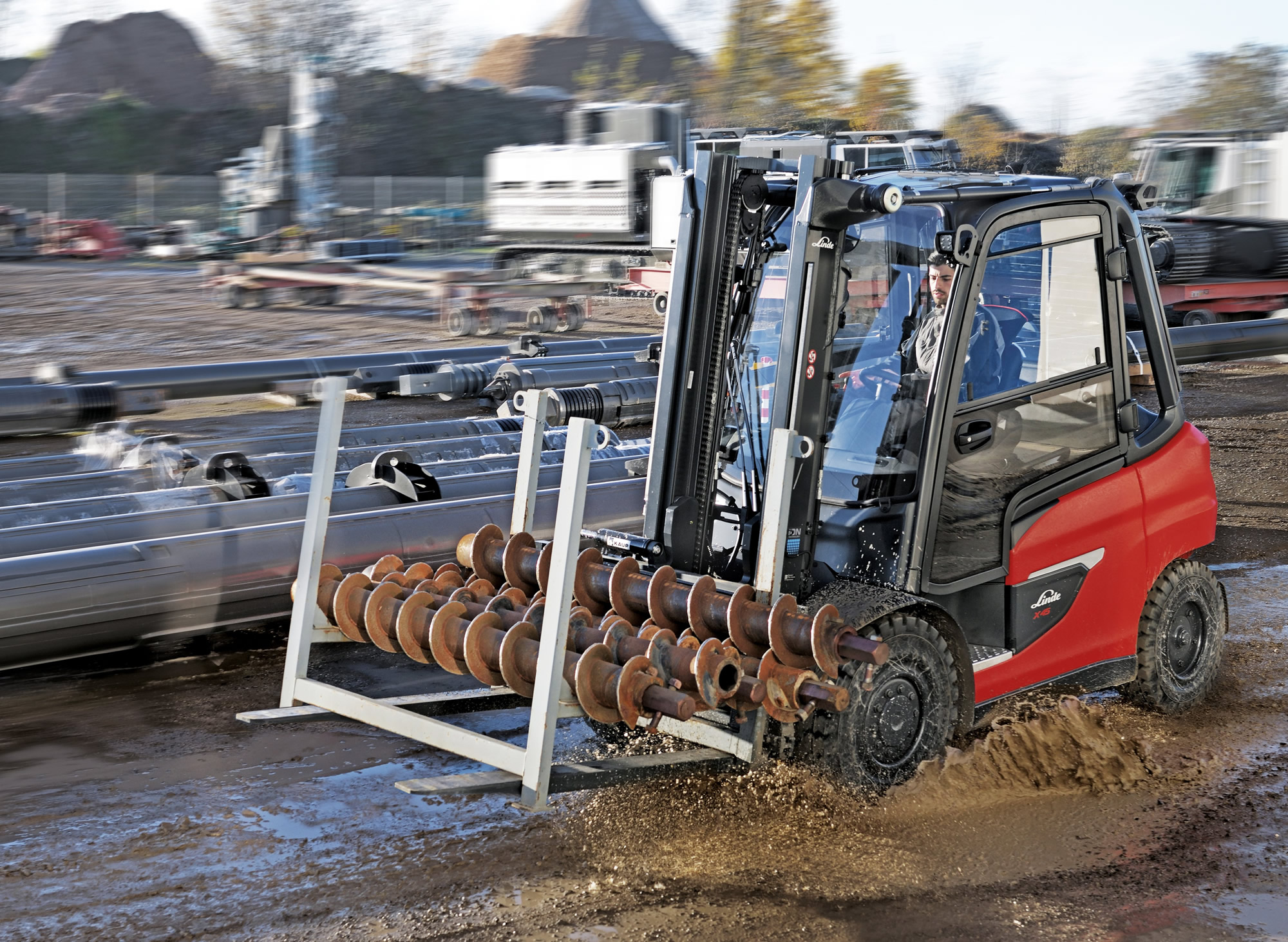 Linde X35 - X50 door de modder