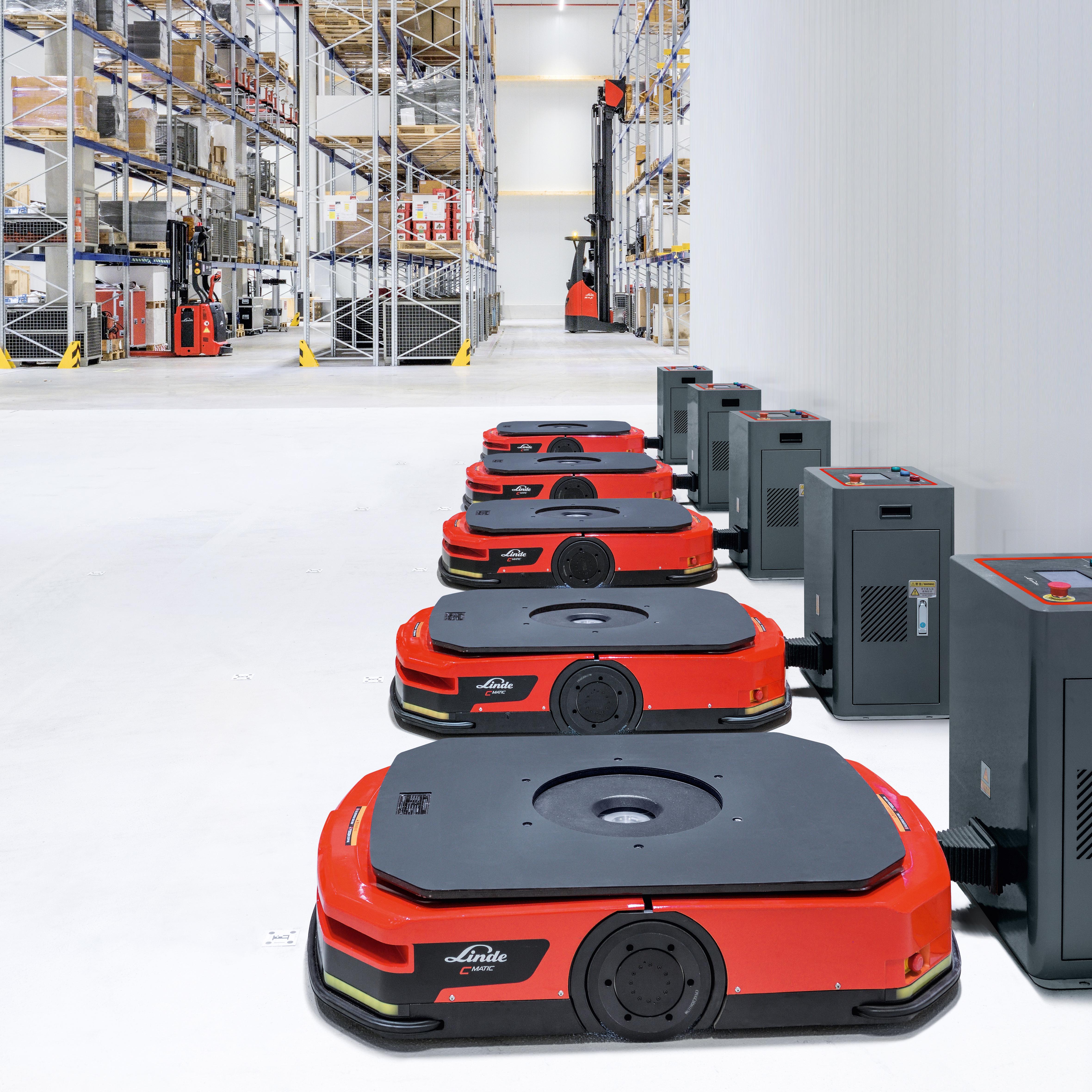 Linde C-Matic 5 robots aan de lader