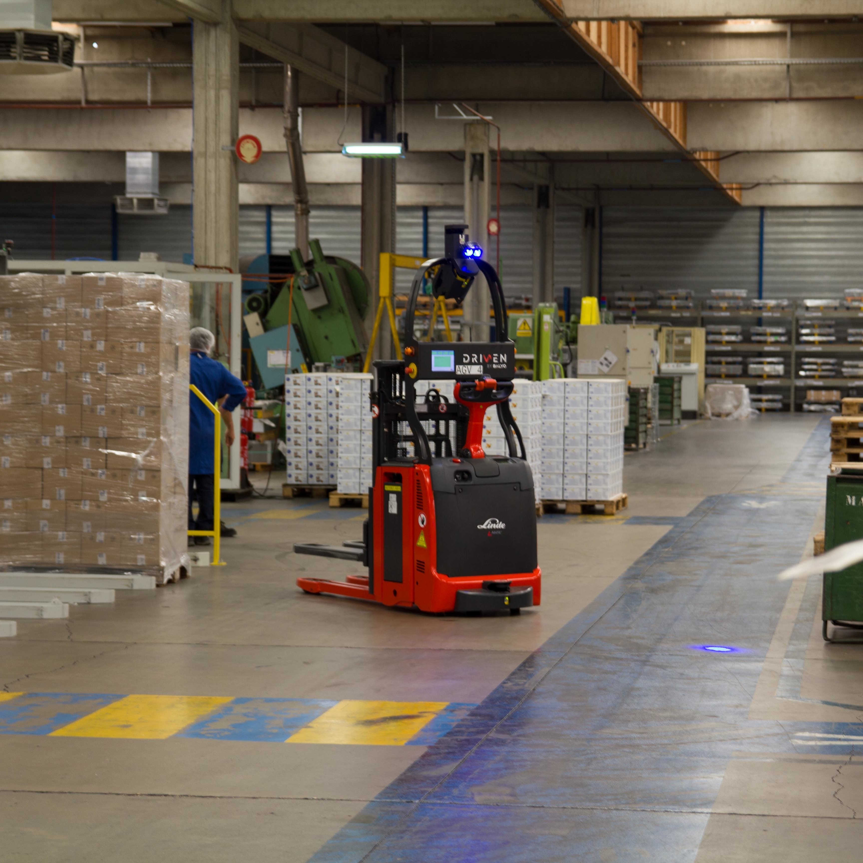 Linde L-Matic in fabriek wacht op pallets