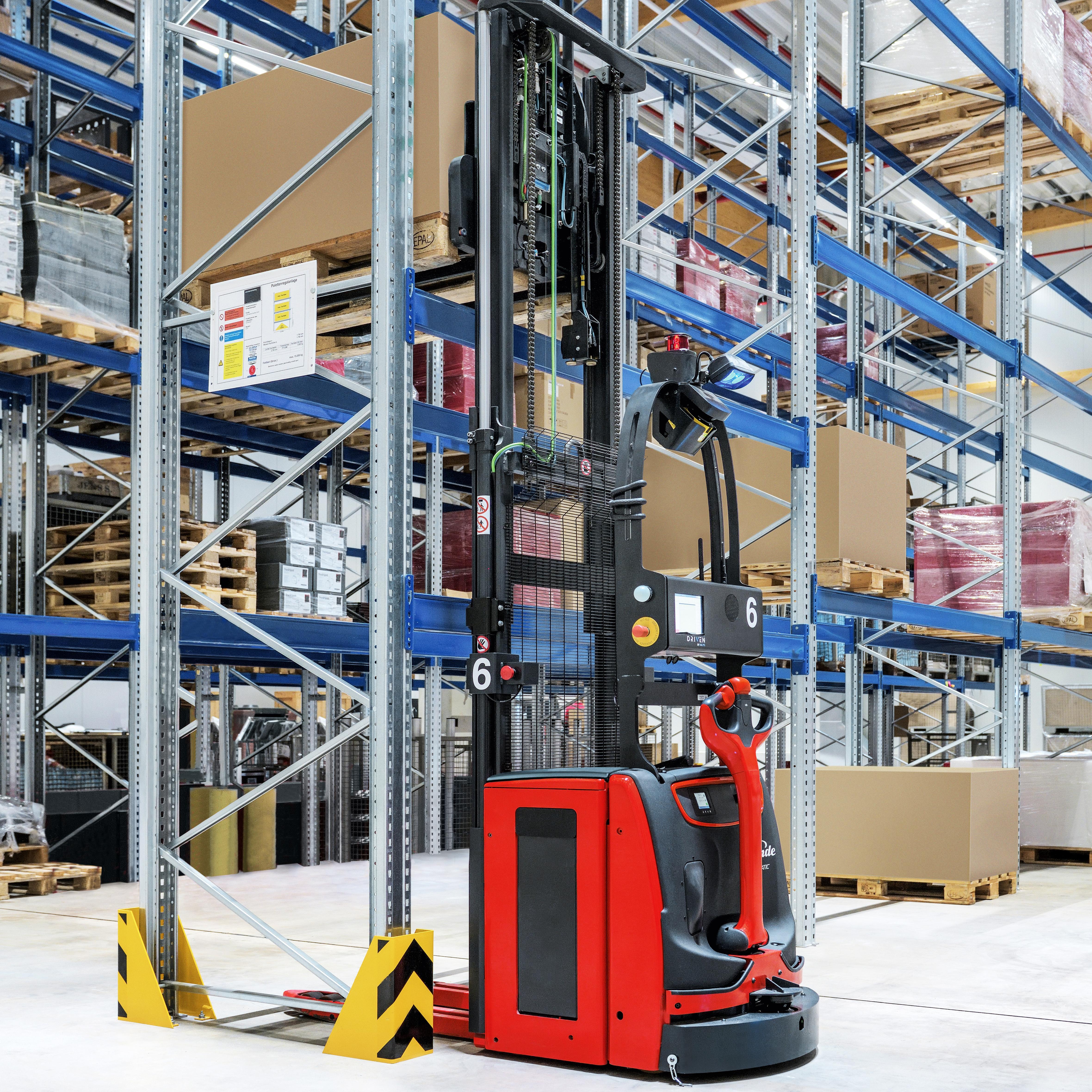 Linde L-Matic plaatst doos hoog op stellling