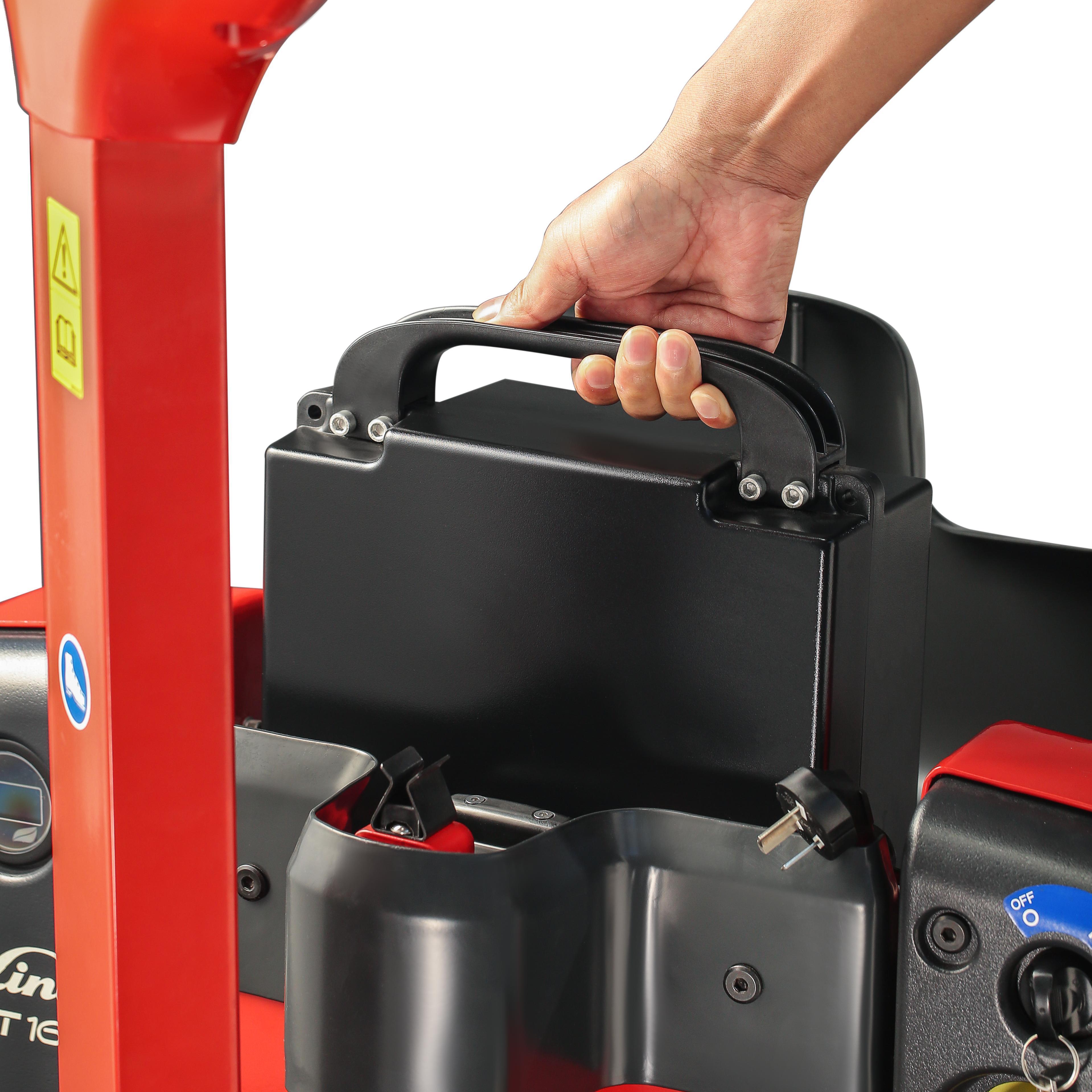 Linde MT15 man haalt handmatig batterij uit de elektrische pallettruck