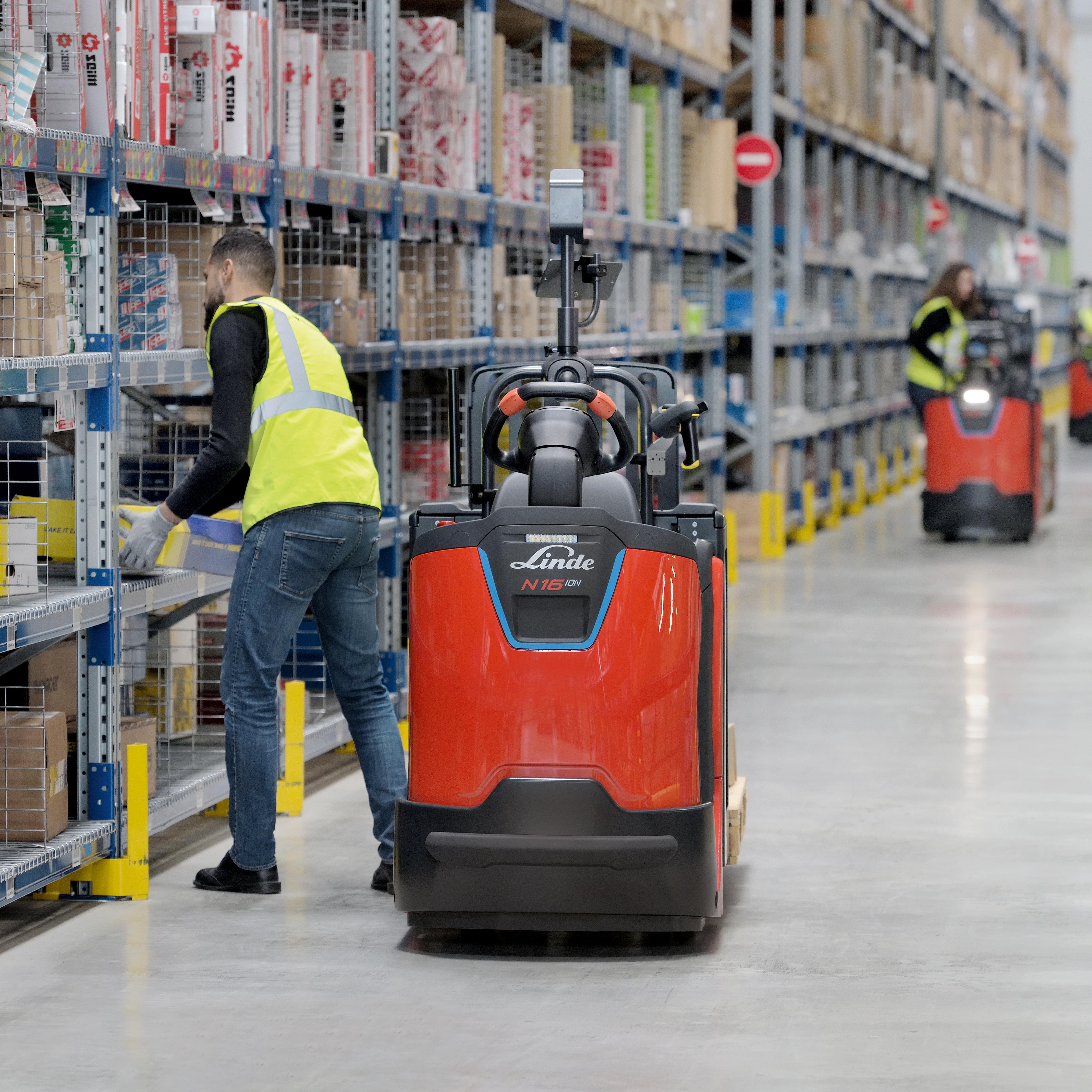 Linde N16 Li orderpicker in warehouse met operator die dozen op de truck legt