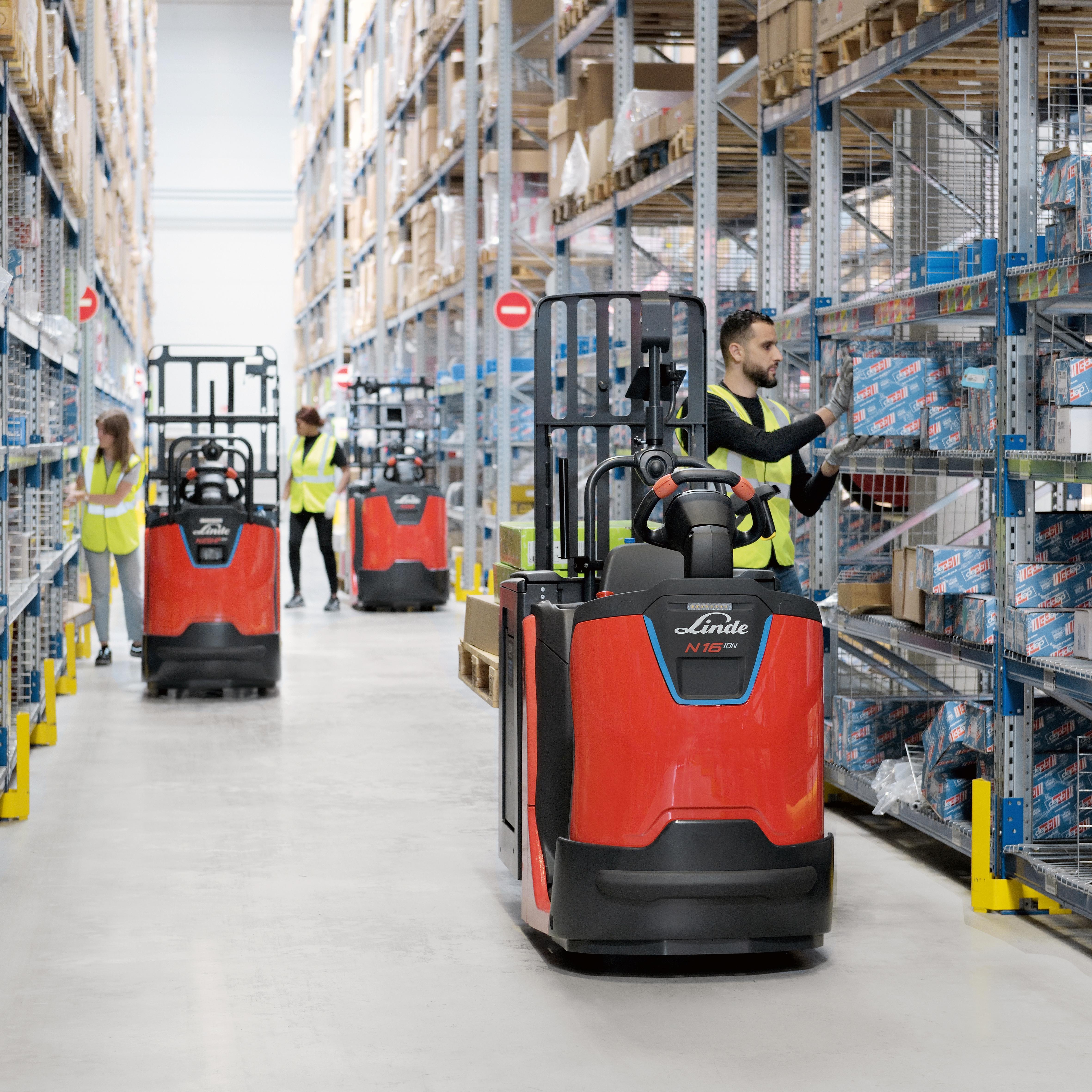 Linde N16 Li orderpicker in warehouse operator loopt ernaast