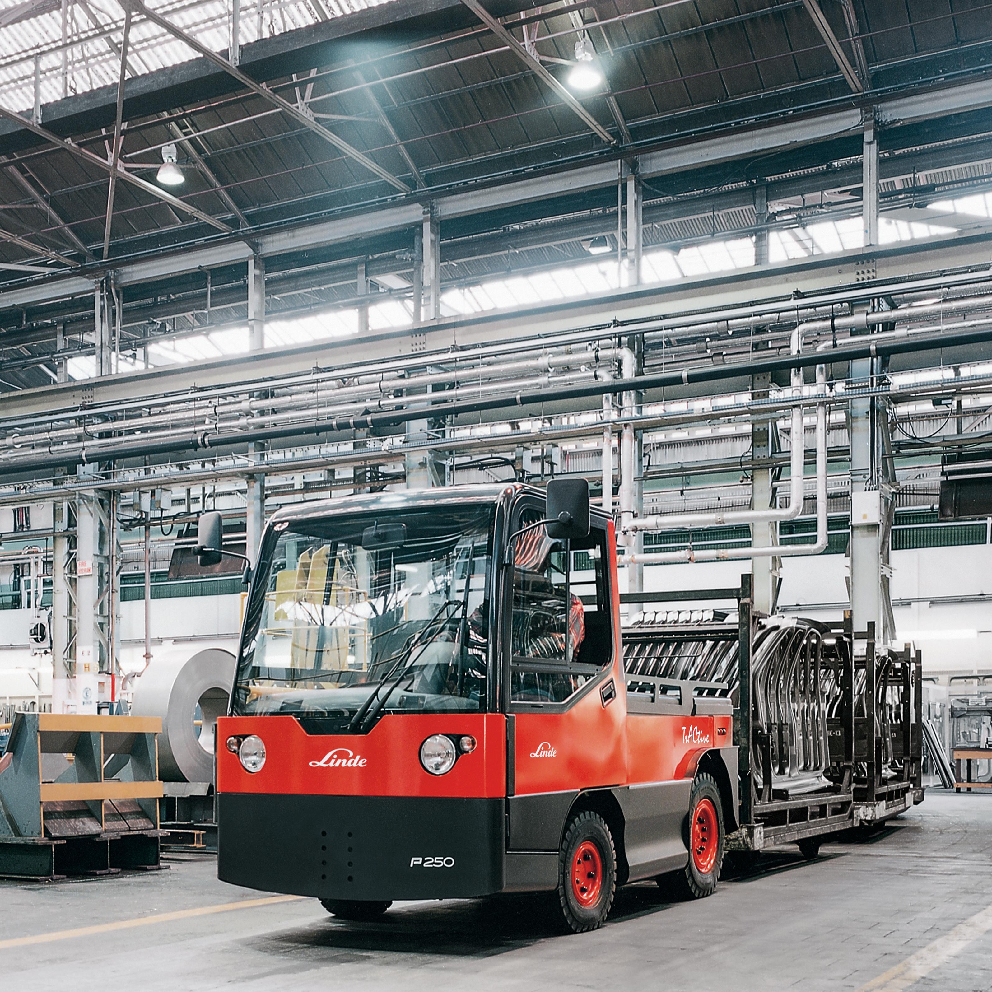 Linde P250 platformwagen in autofabriek met aanhangers