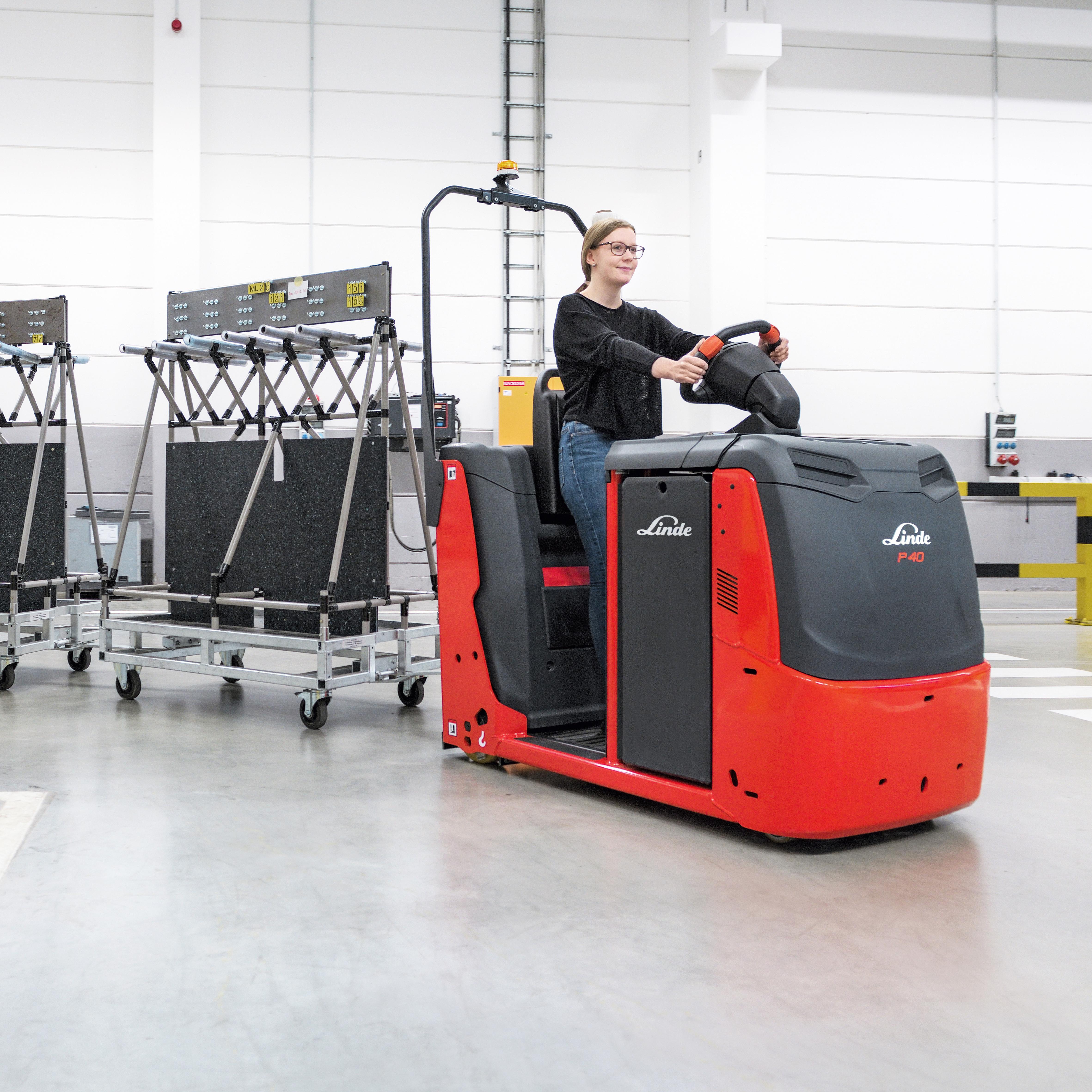 Linde P40 C met vrouweijke bestuurder en twee aanhangers