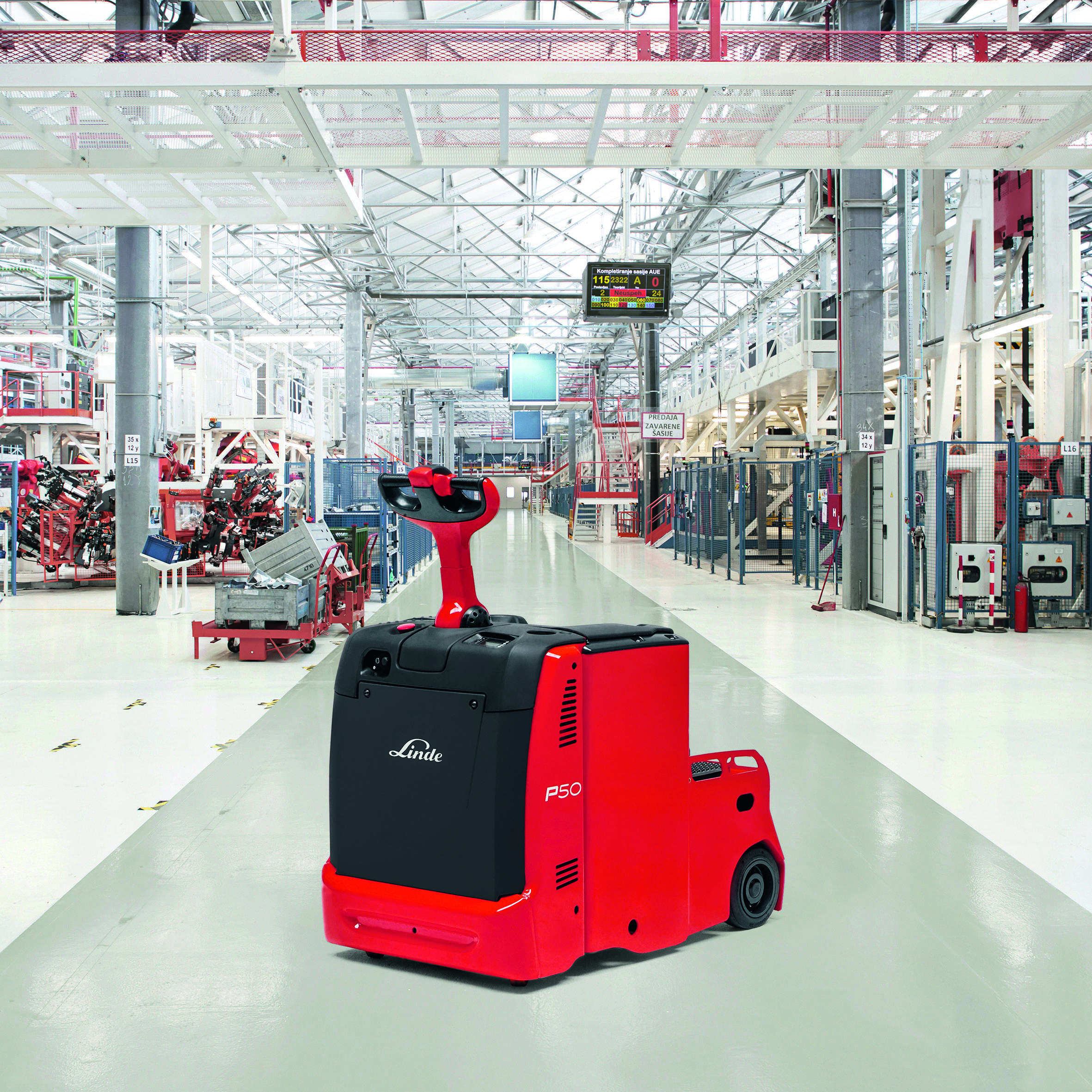 Linde P50 elektrische trekker in fabriekshal