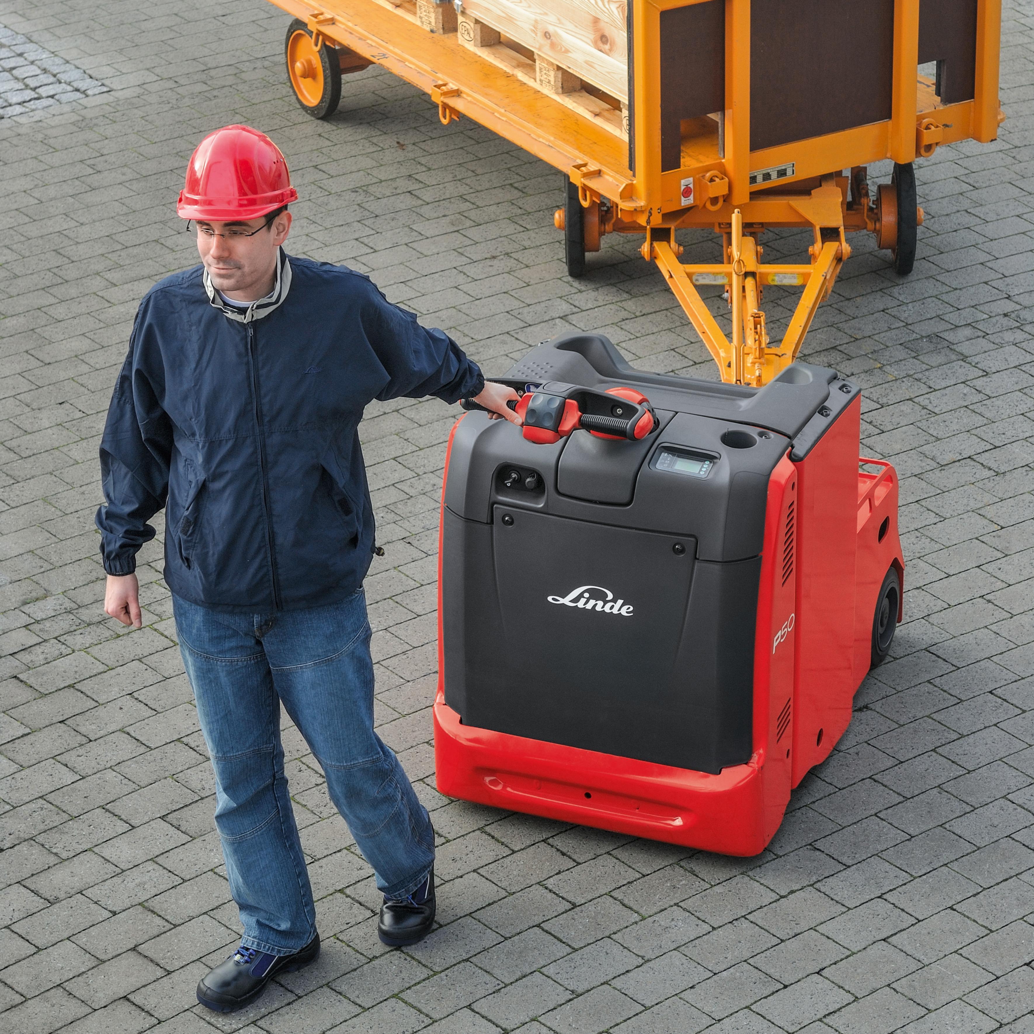 Linde P50 elektrische trekker met aanhanger door man bediend