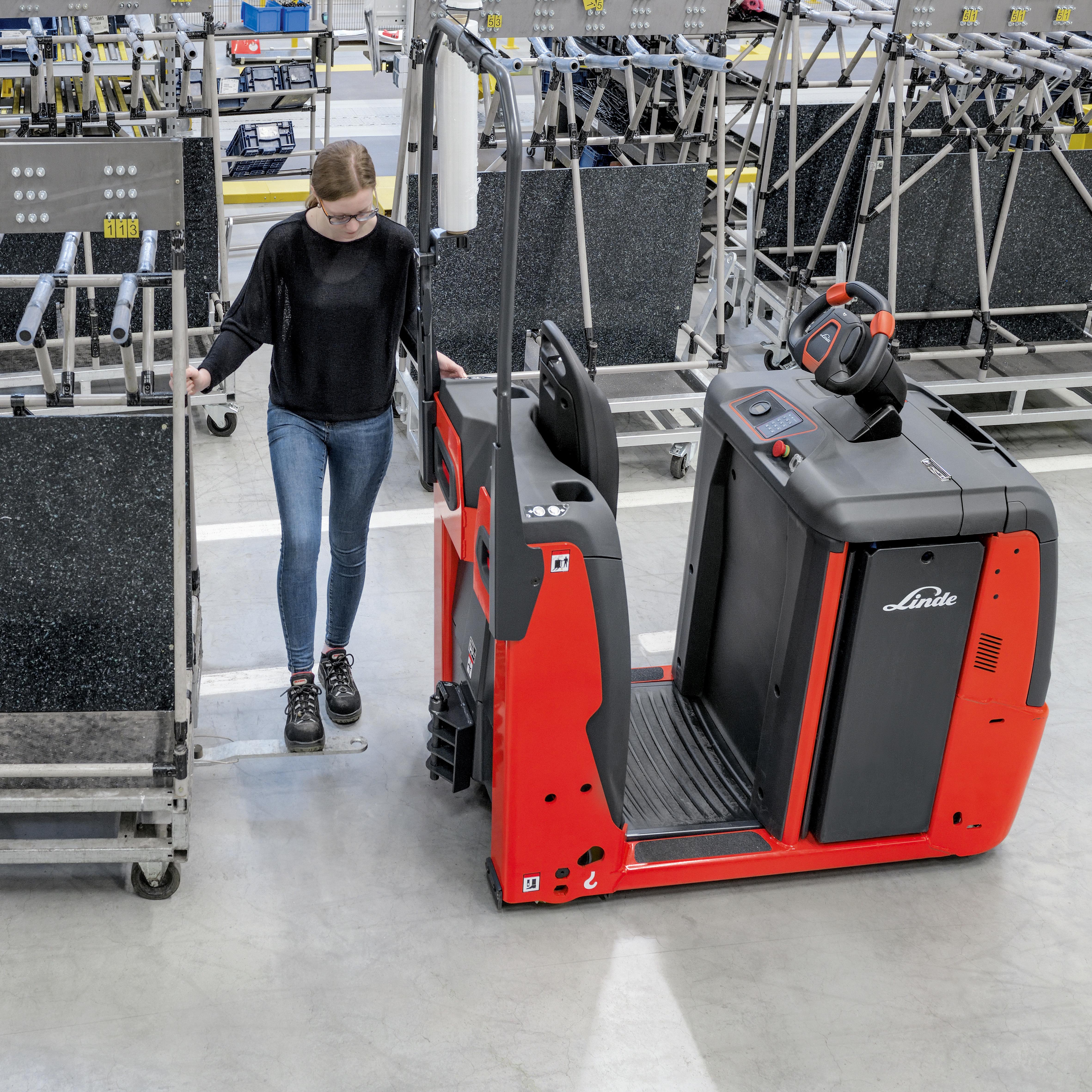 Linde P60 C elektrische trekker aankoppelen met aanhanger