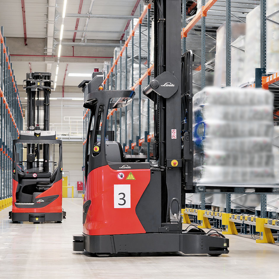 Linde R-Matic plaatst pallet in stelling