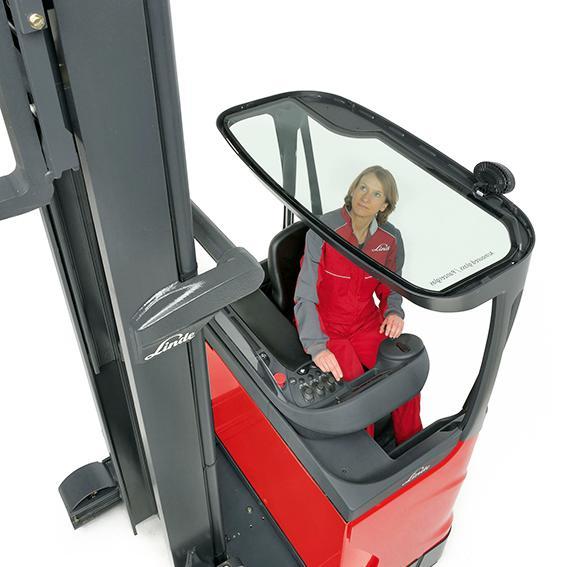 Linde R12 B reachtruck zicht door glazen dak