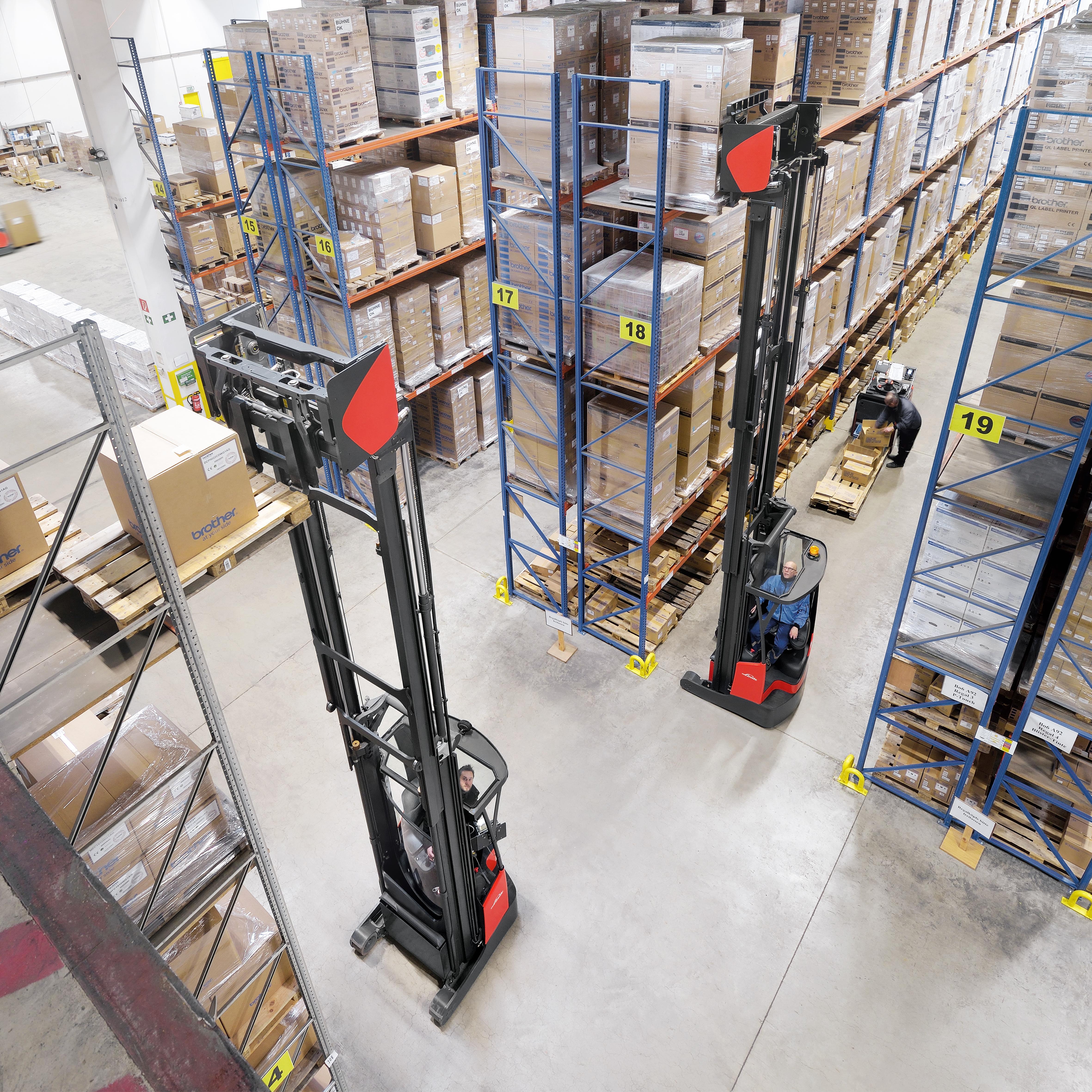 Linde R14 X en R16 X reachtruck met uitgeschoven reach