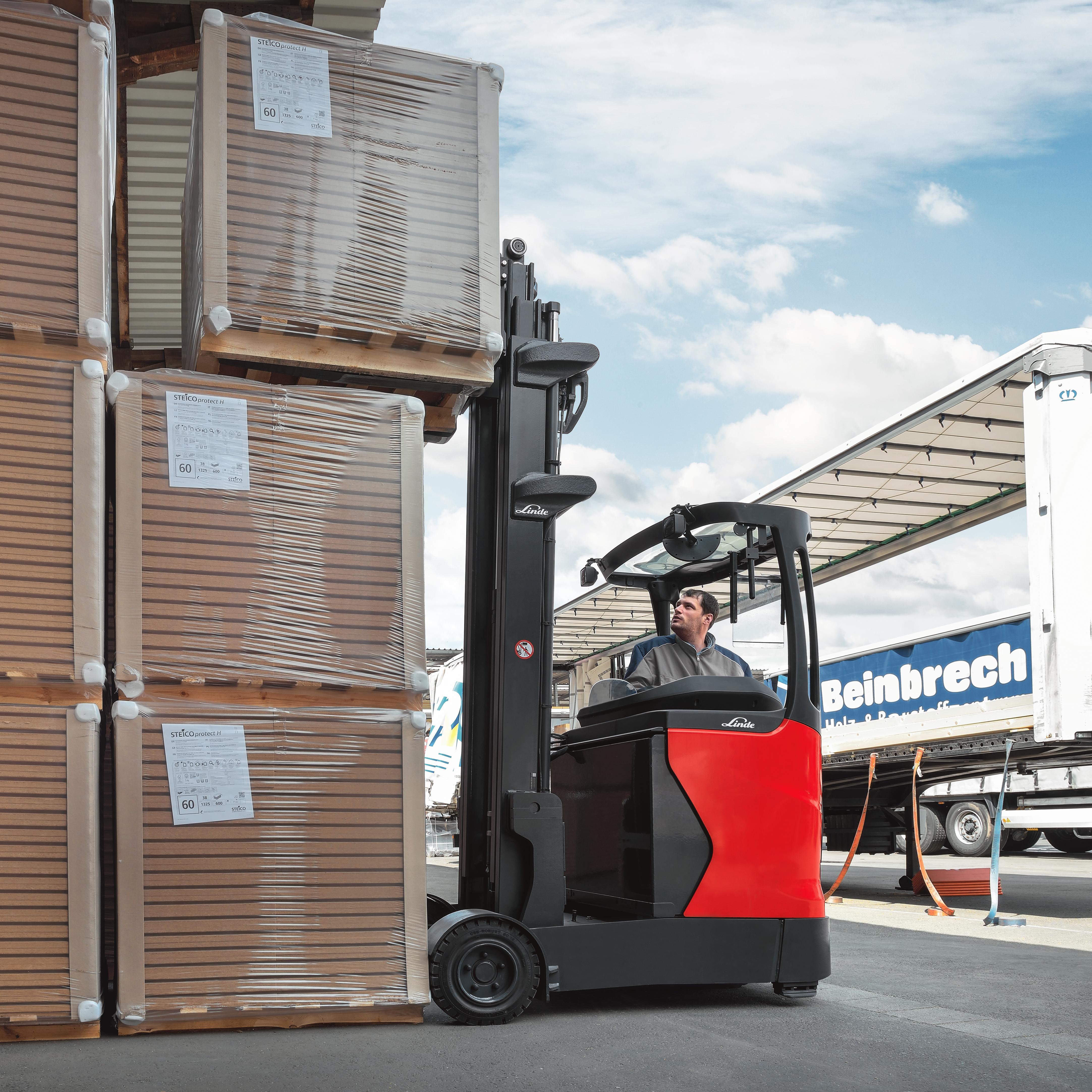 Linde R16 G reachtruck buiten naast hoge stapels pallets