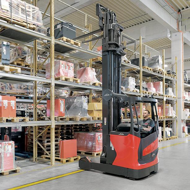 Linde R20 reachtruck aan het werk