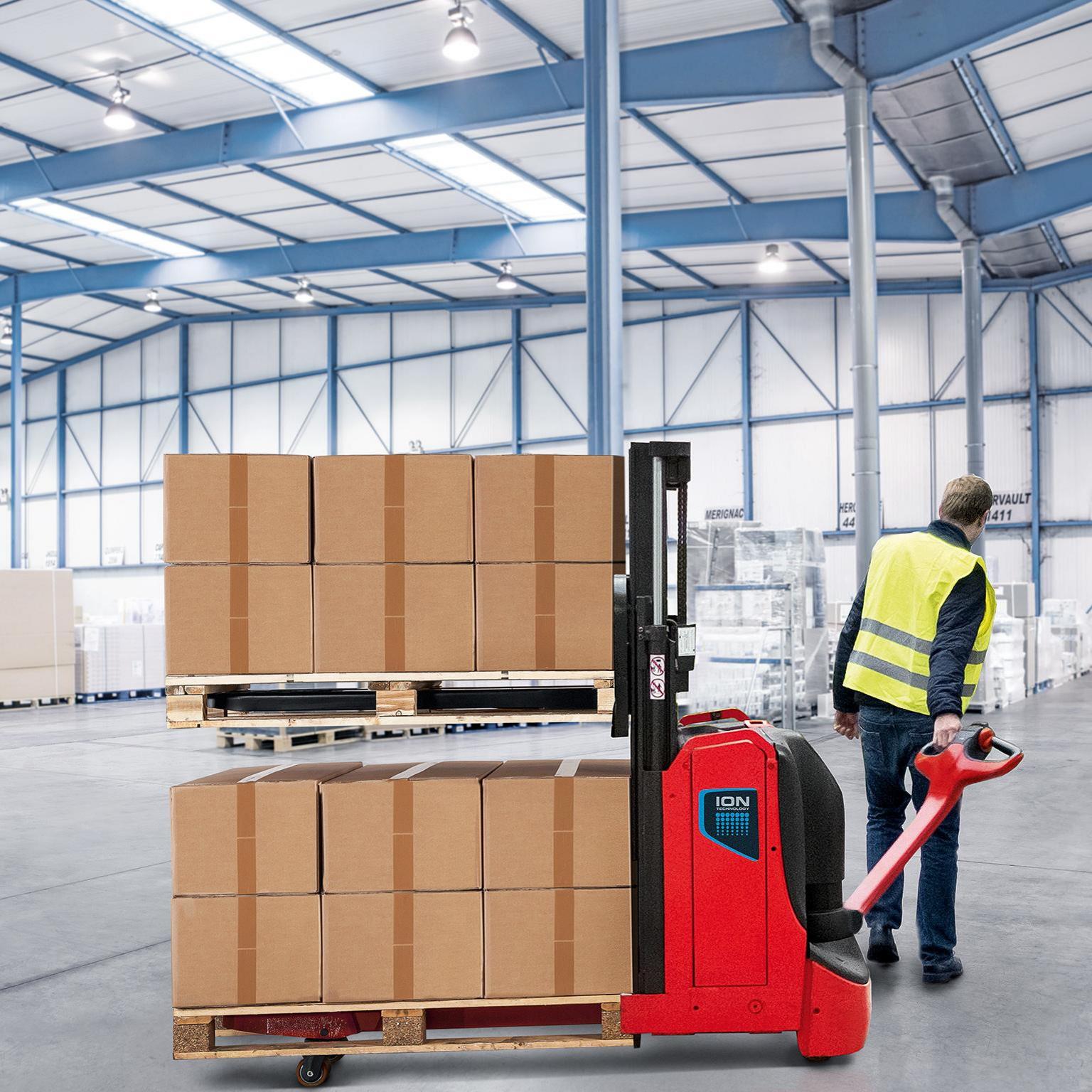 Linde T16 L met dubbele laag dozen erop