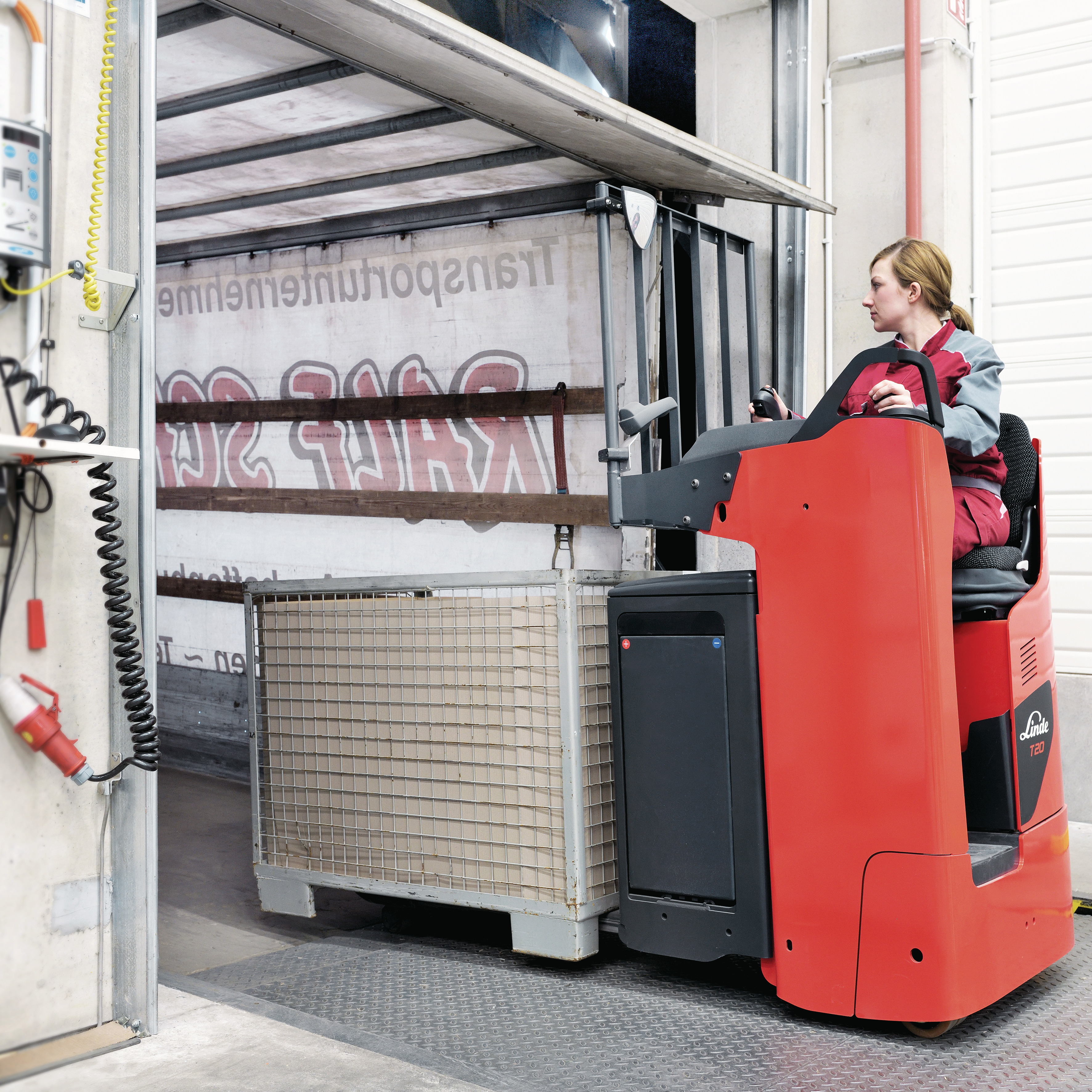 Linde T20R met vrouwelijke bestuurder rijdt vrachtwagen in