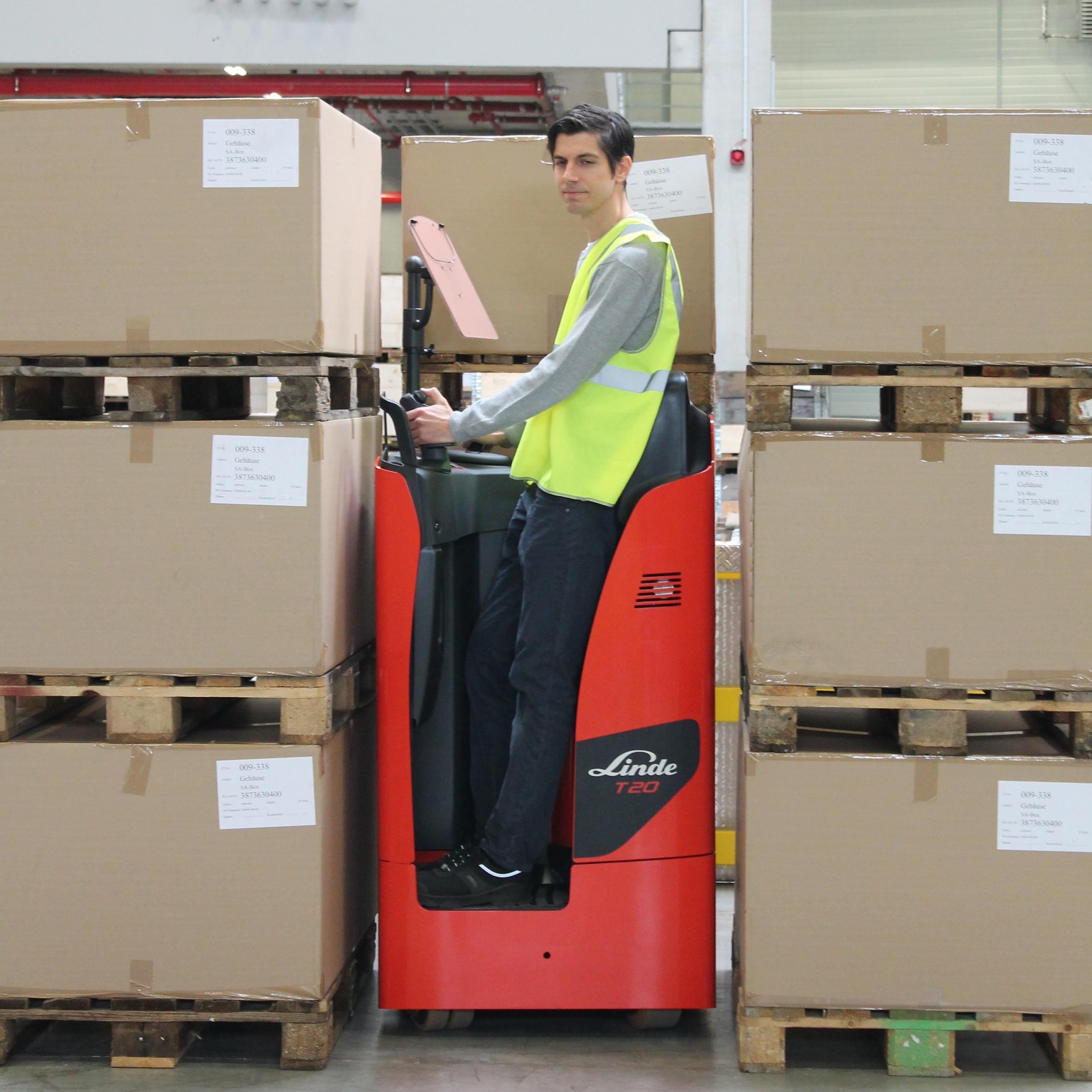 Linde T20S tussen twee pallets met dozen