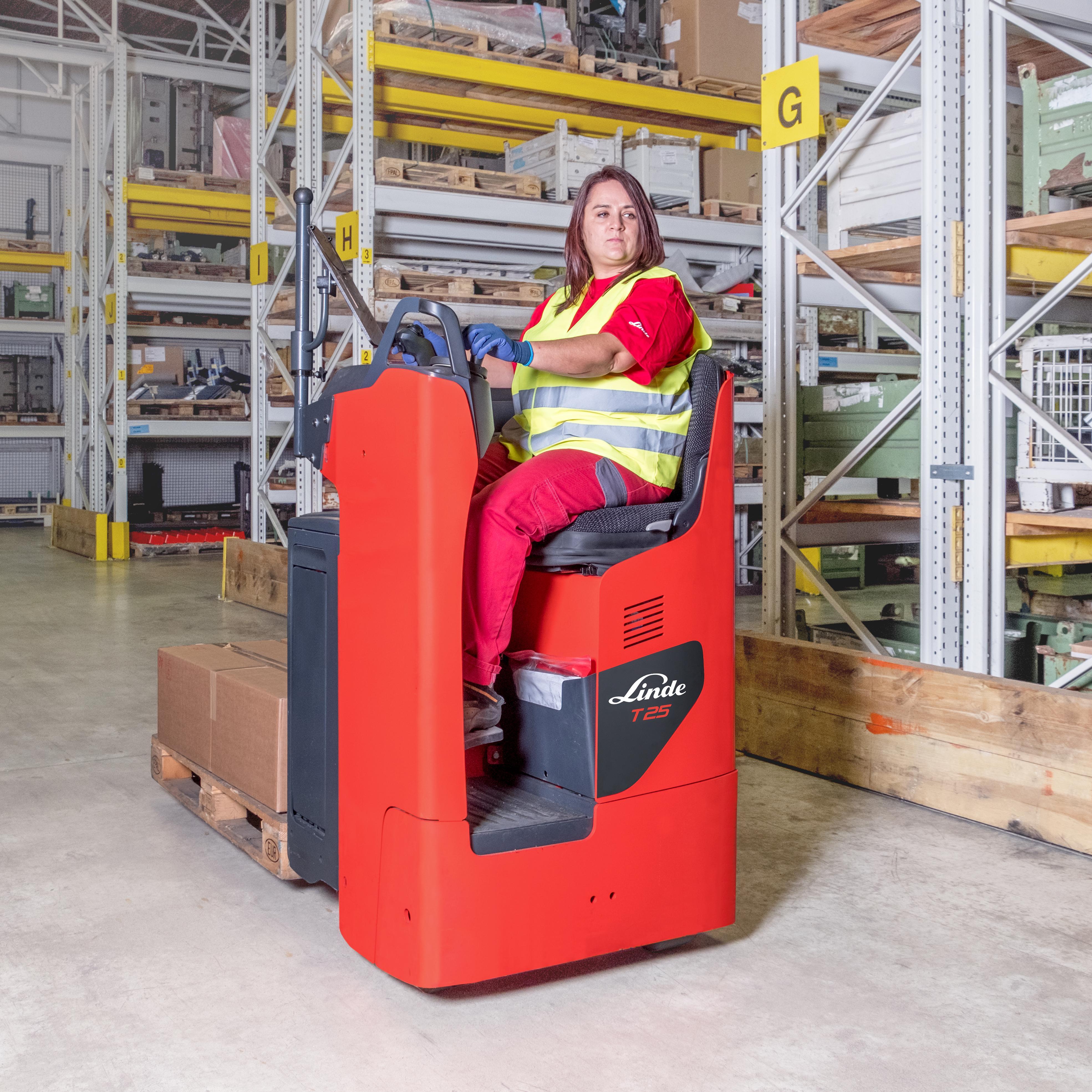 Linde T25R in warehouse met vrouwelijke bestuurder