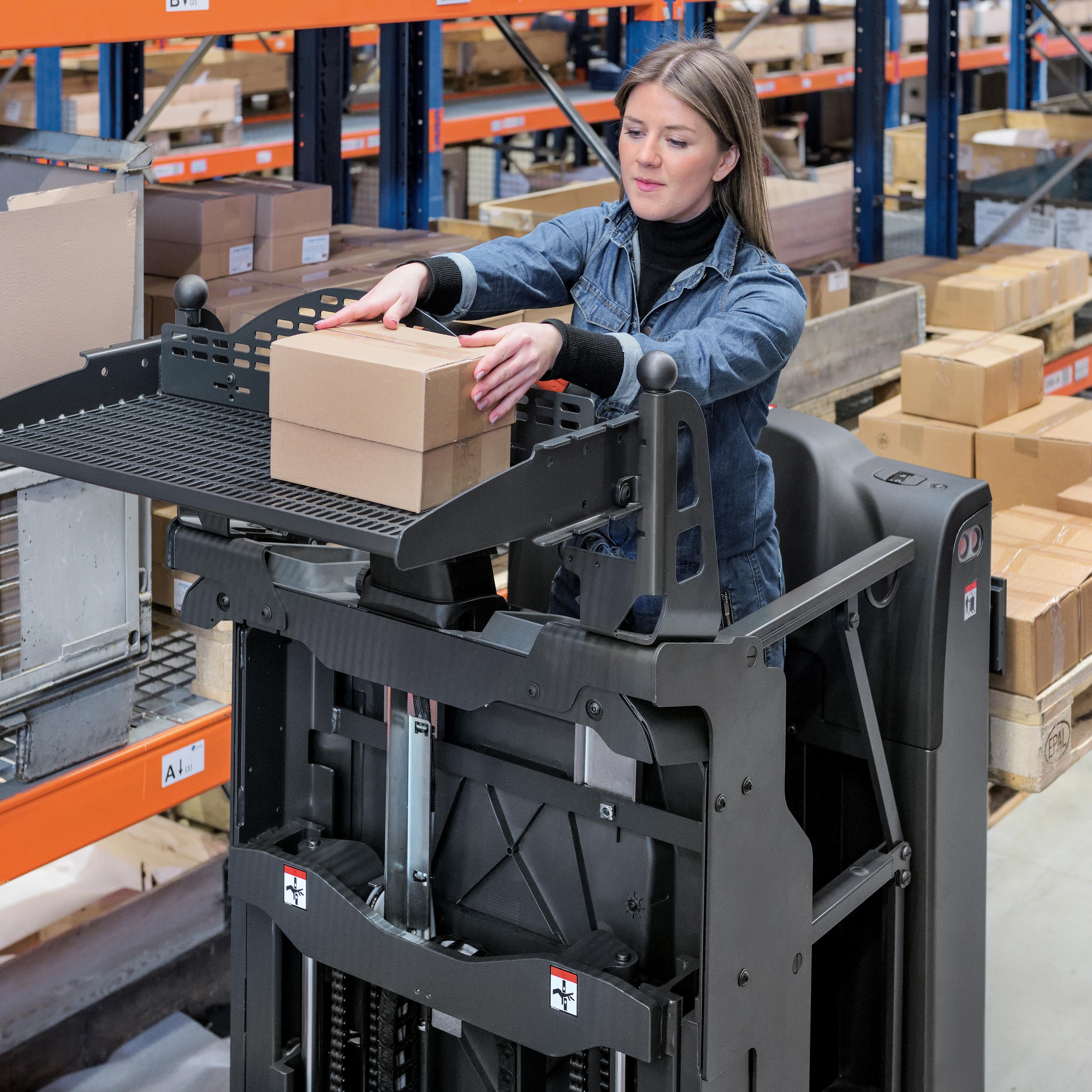 Linde V08 orderverzameltruck liftfunctie operator plaats pakket voorop en heeft pallet dozen geheven