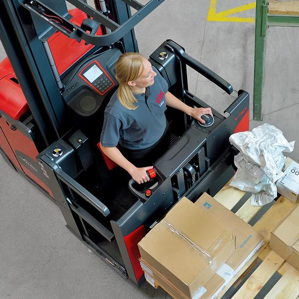 Linde V10 orderpicker bovenaanzicht met operator en pallets