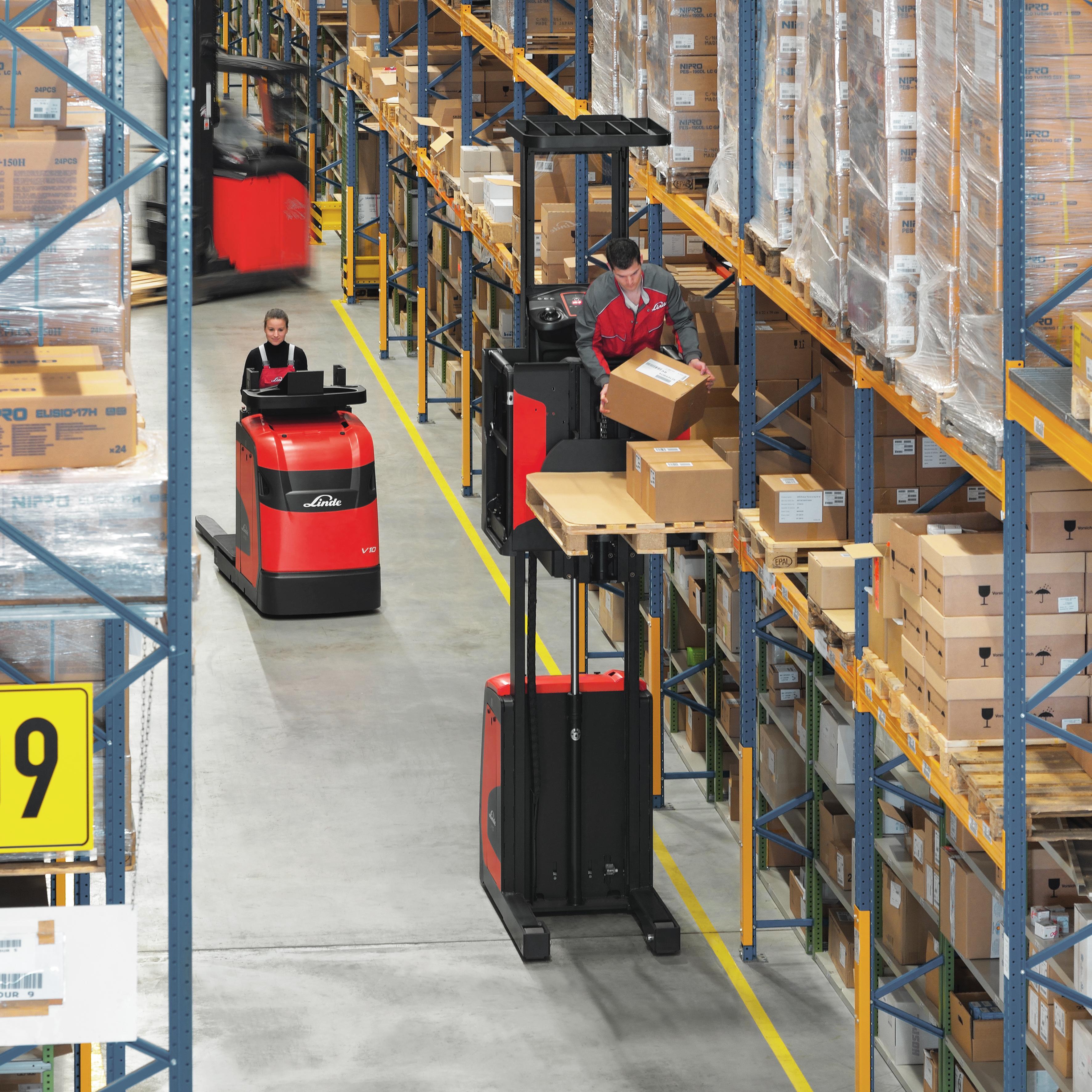Linde V10 orderpicker in warehouse operator pickt dozen uit stelling