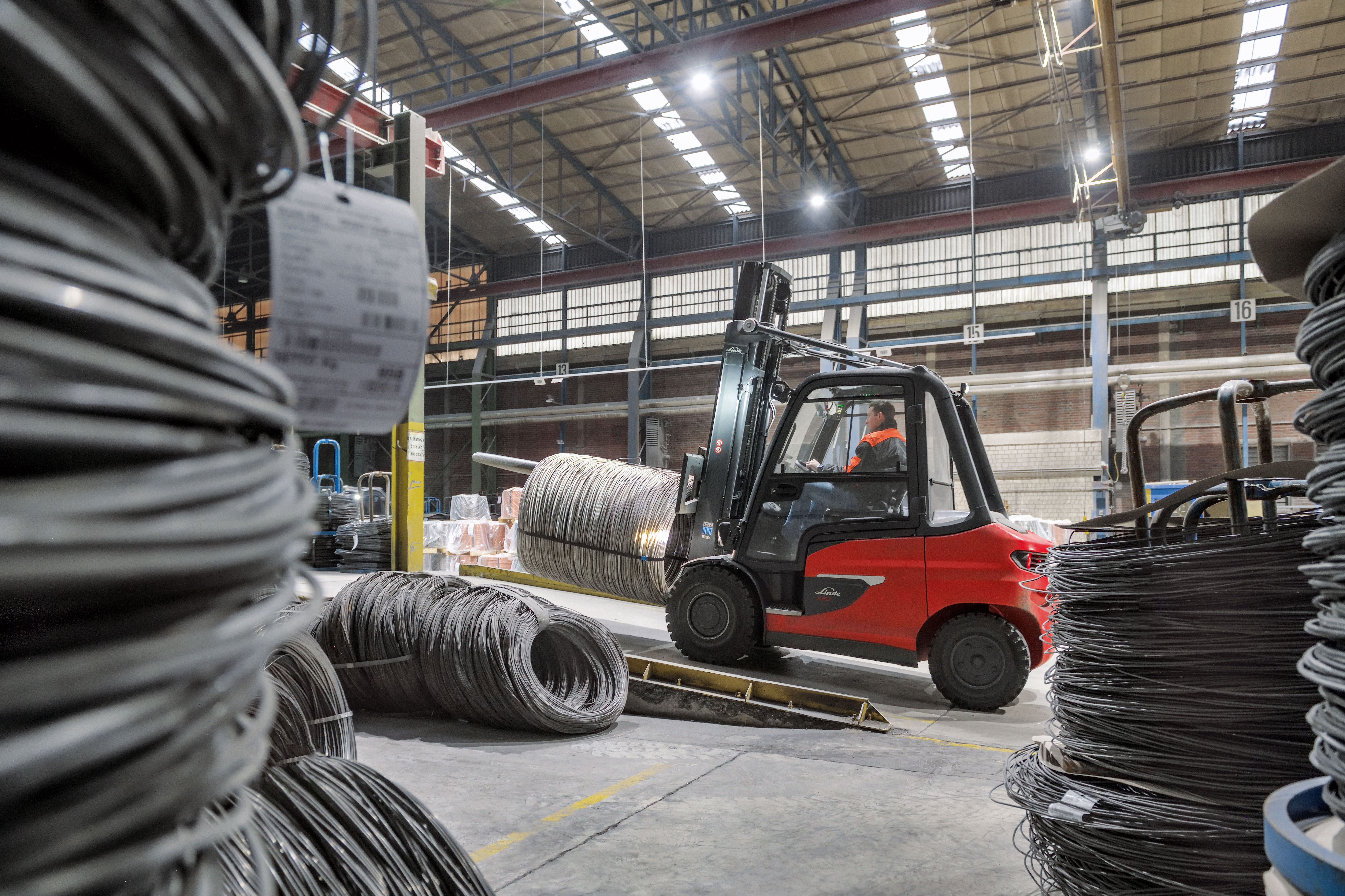 Linde X35 - X50 rijdt helling op