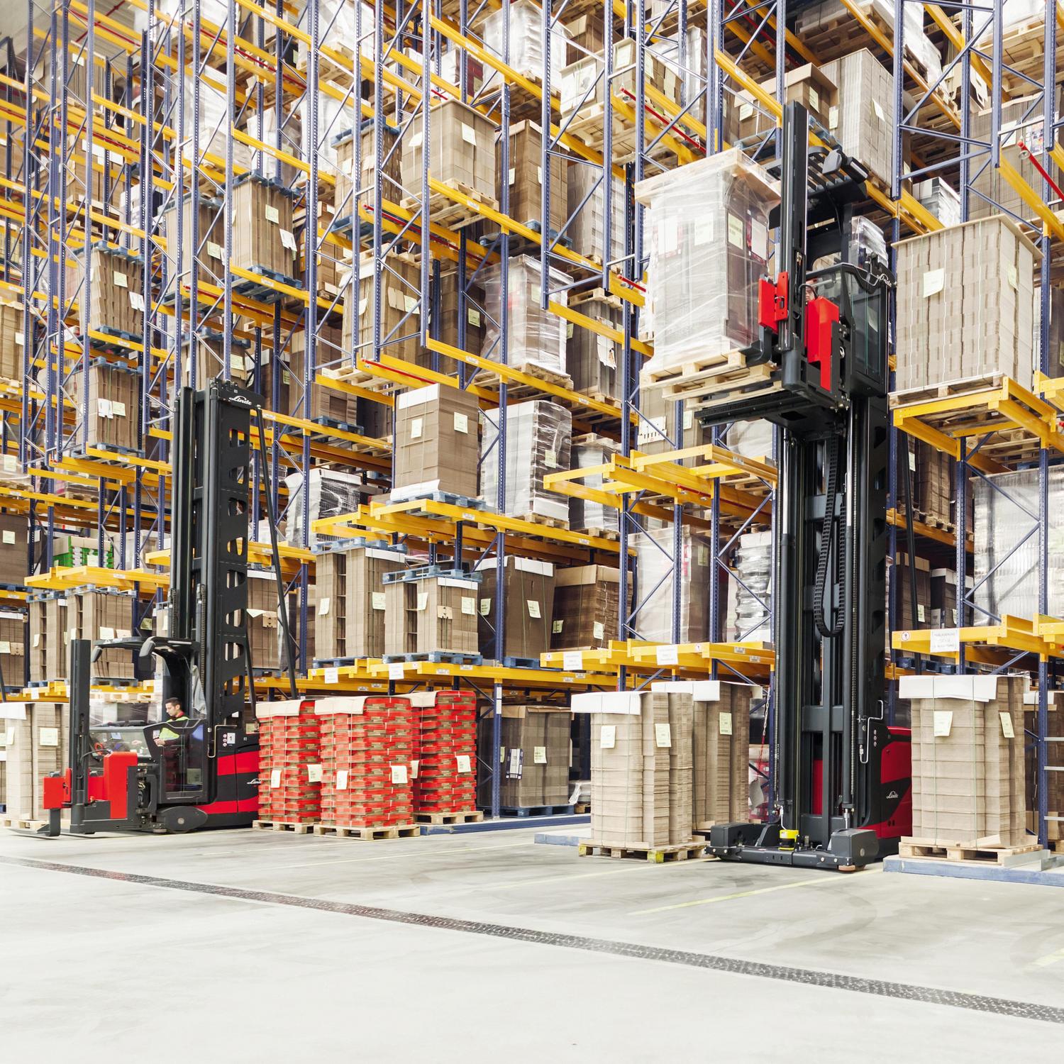 Linde smallegangentruck K magazijn papierindustrie