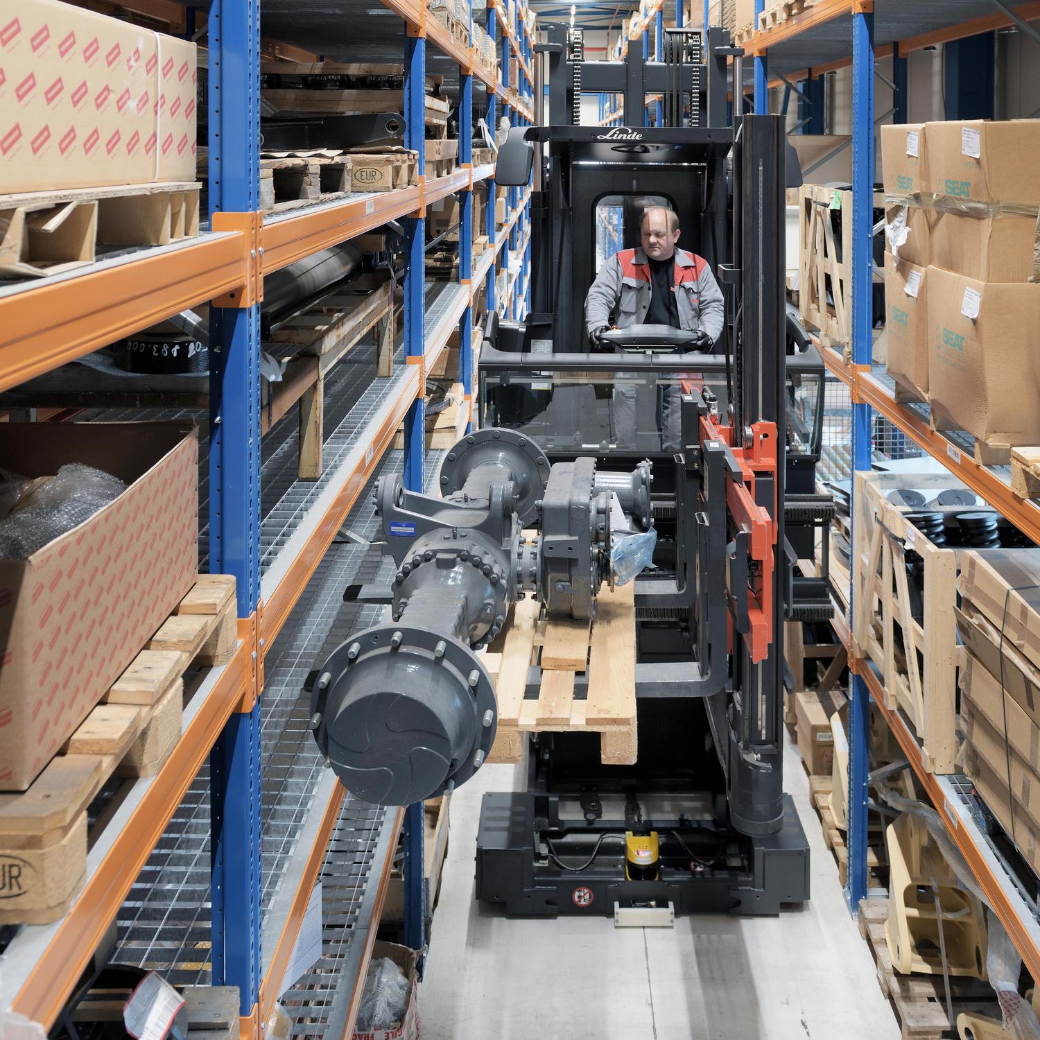Linde smallegangentrucks K magazijn fabriek bouwmachines