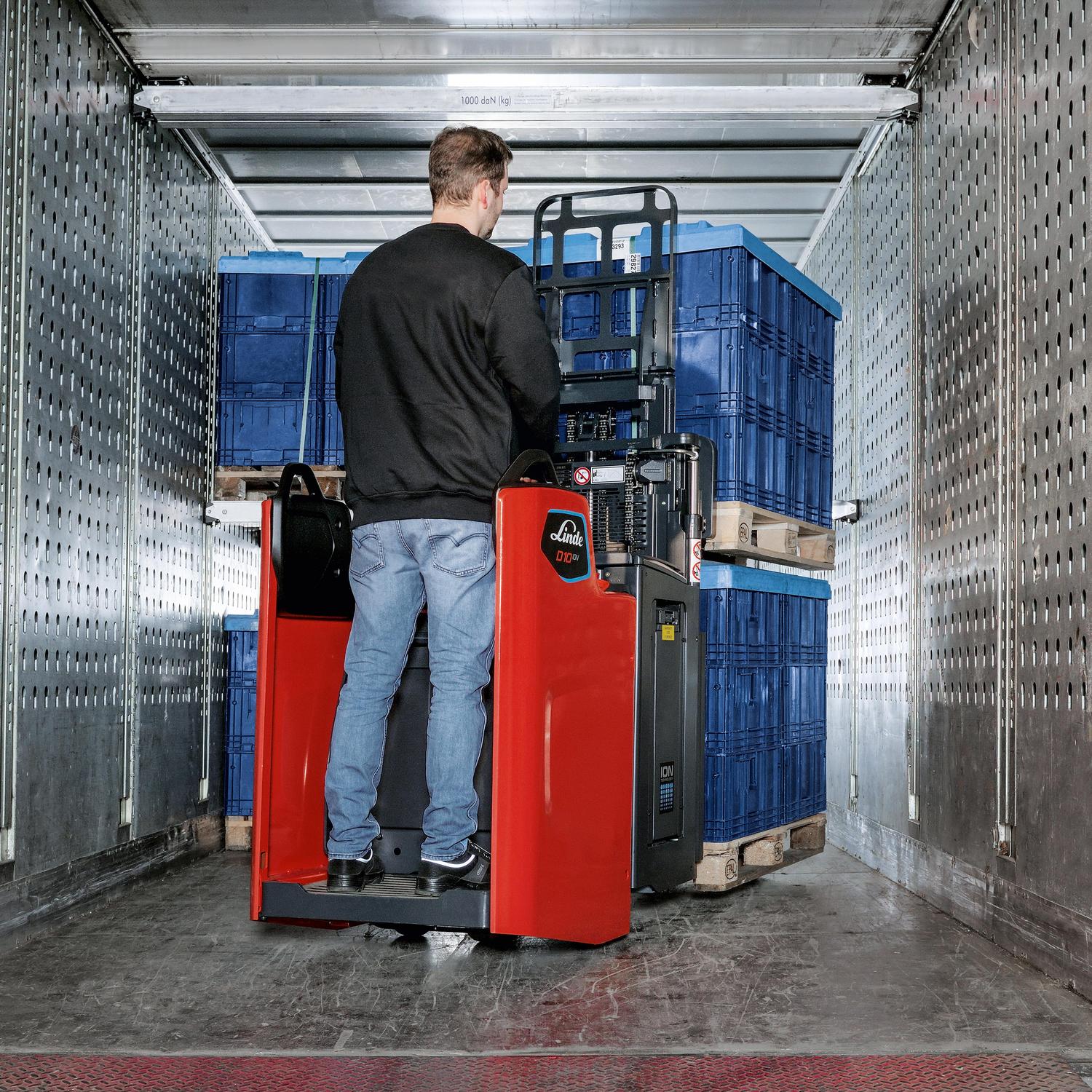 Linde stapelaar D10 FP inladen uitladen laadruimte vrachtwagen