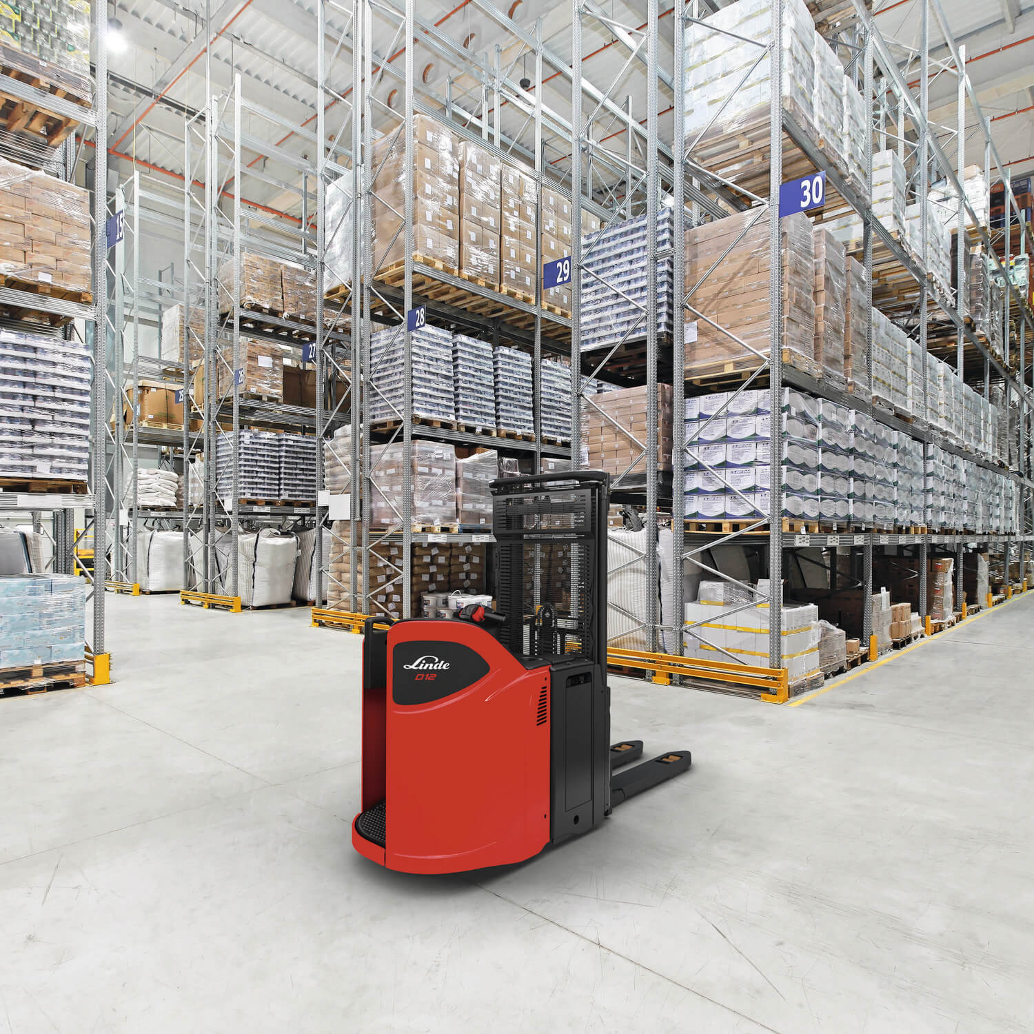Linde stapelaar D12 D14 SP in magazijn